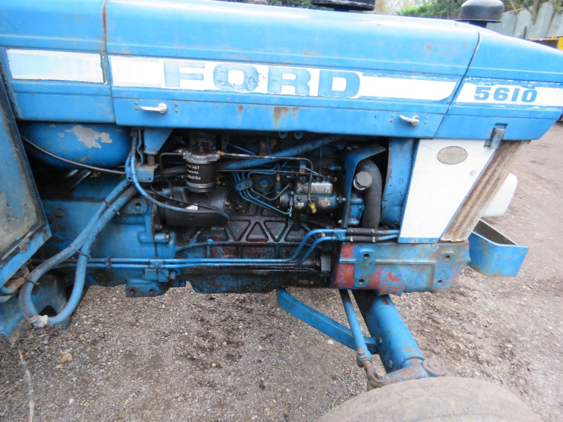 FORD 5610 2WD TRACTOR REG:B107 XFJ. PICK UP HITCH. LIGHT BAR AND BEACONS. FLOOR CHANGE. DIRECT FROM - Image 3 of 10