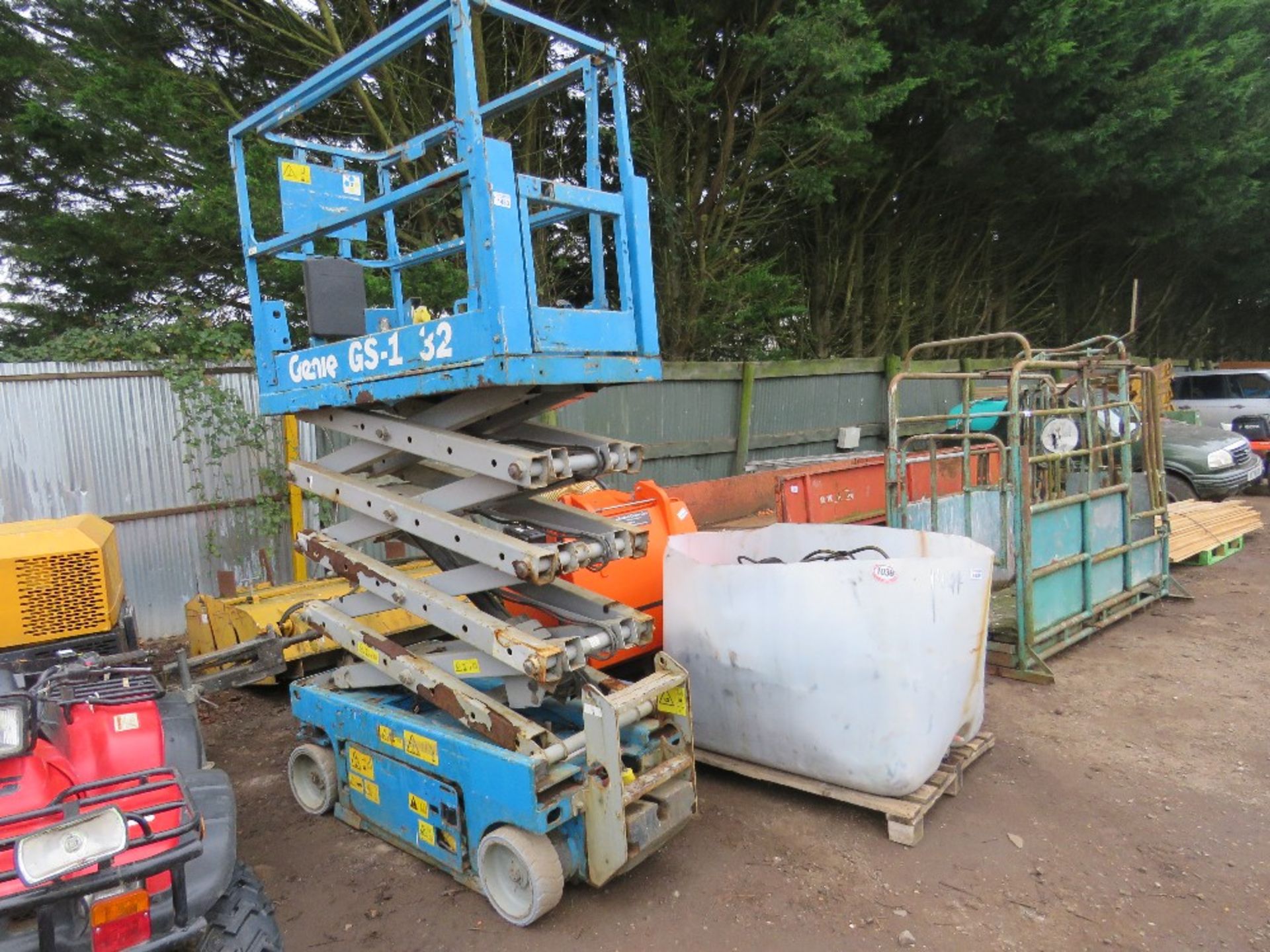 GENIE GS1932 SCISSOR LIFT ACCESS PLATFORM, YEAR 2008. WHEN TESTED WAS SEEN TO DRIVE, STEER AND LIFT.