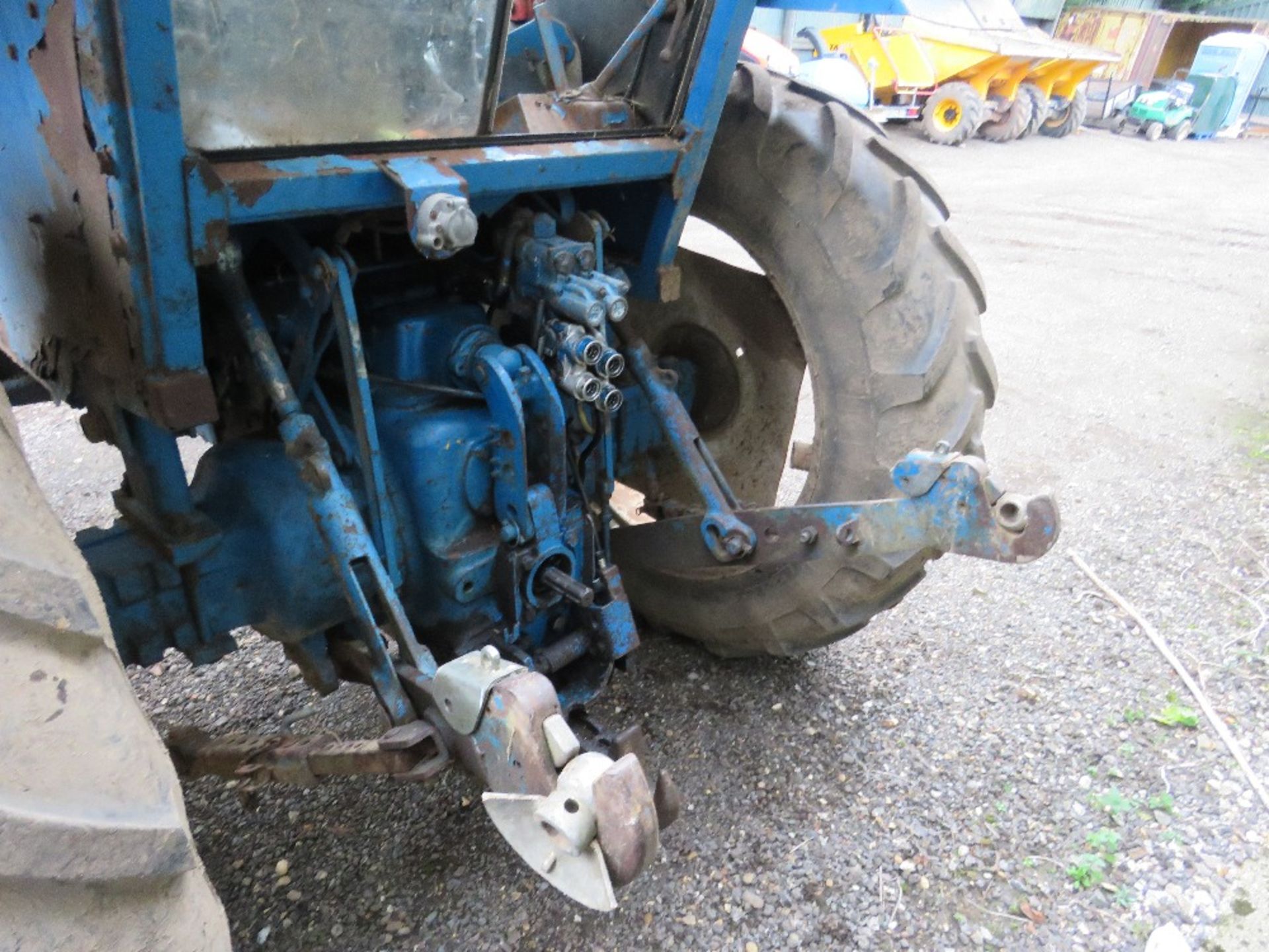 FORD 5610 2WD TRACTOR REG:B107 XFJ. PICK UP HITCH. LIGHT BAR AND BEACONS. FLOOR CHANGE. DIRECT FROM - Image 9 of 10