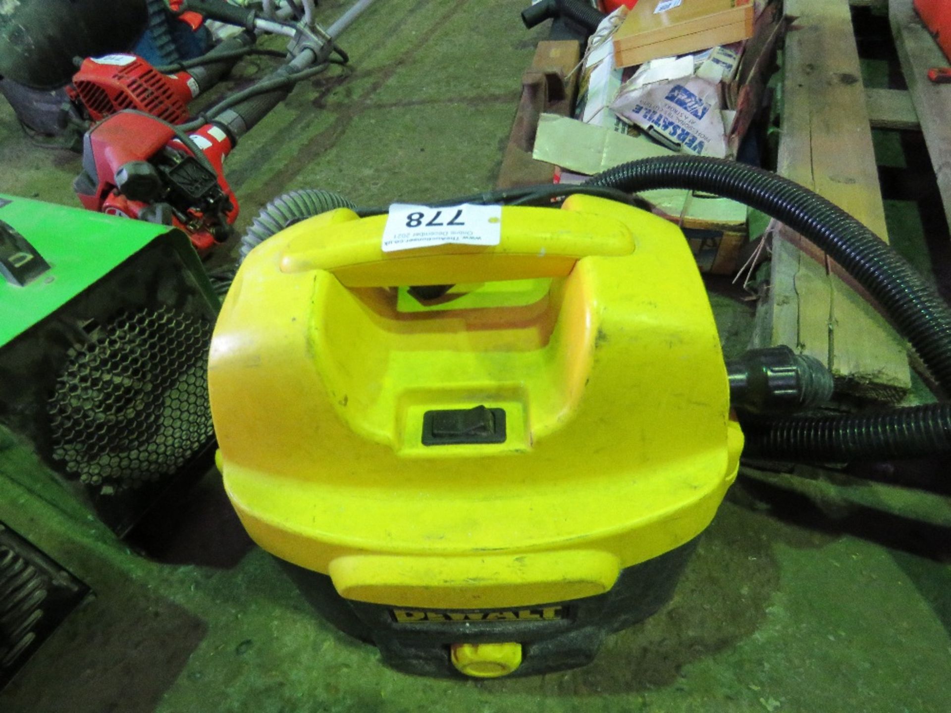 DEWALT PORTABLE VAC UNIT.