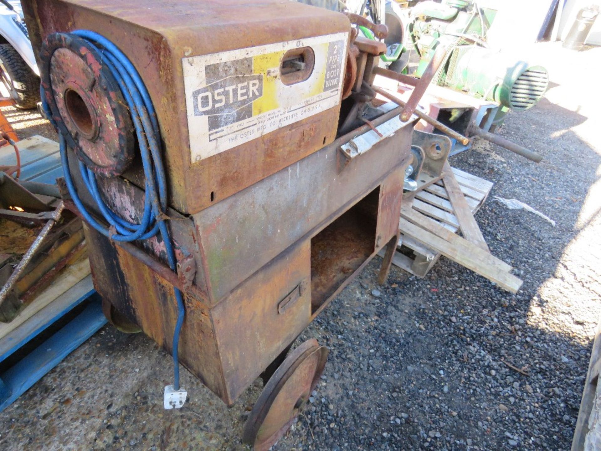 2 X OSTER ELECTRIC PIPE THREADERS. CONDITION UNKNOWN. HAVE BEEN STORED OUTSIDE. - Image 5 of 7