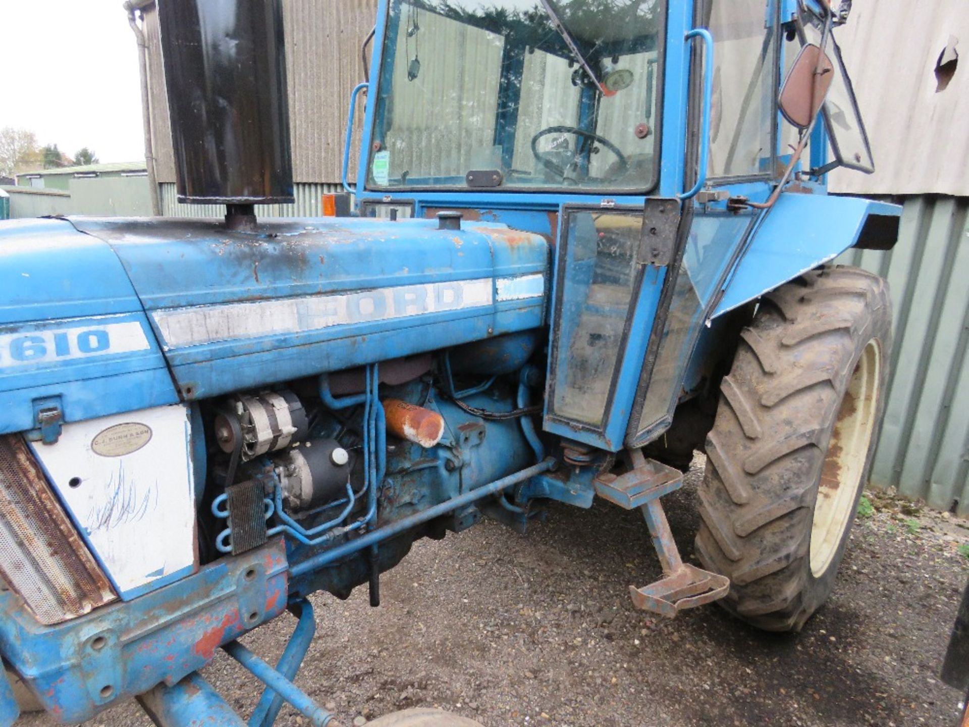 FORD 5610 2WD TRACTOR REG:B107 XFJ. PICK UP HITCH. LIGHT BAR AND BEACONS. FLOOR CHANGE. DIRECT FROM - Image 5 of 10