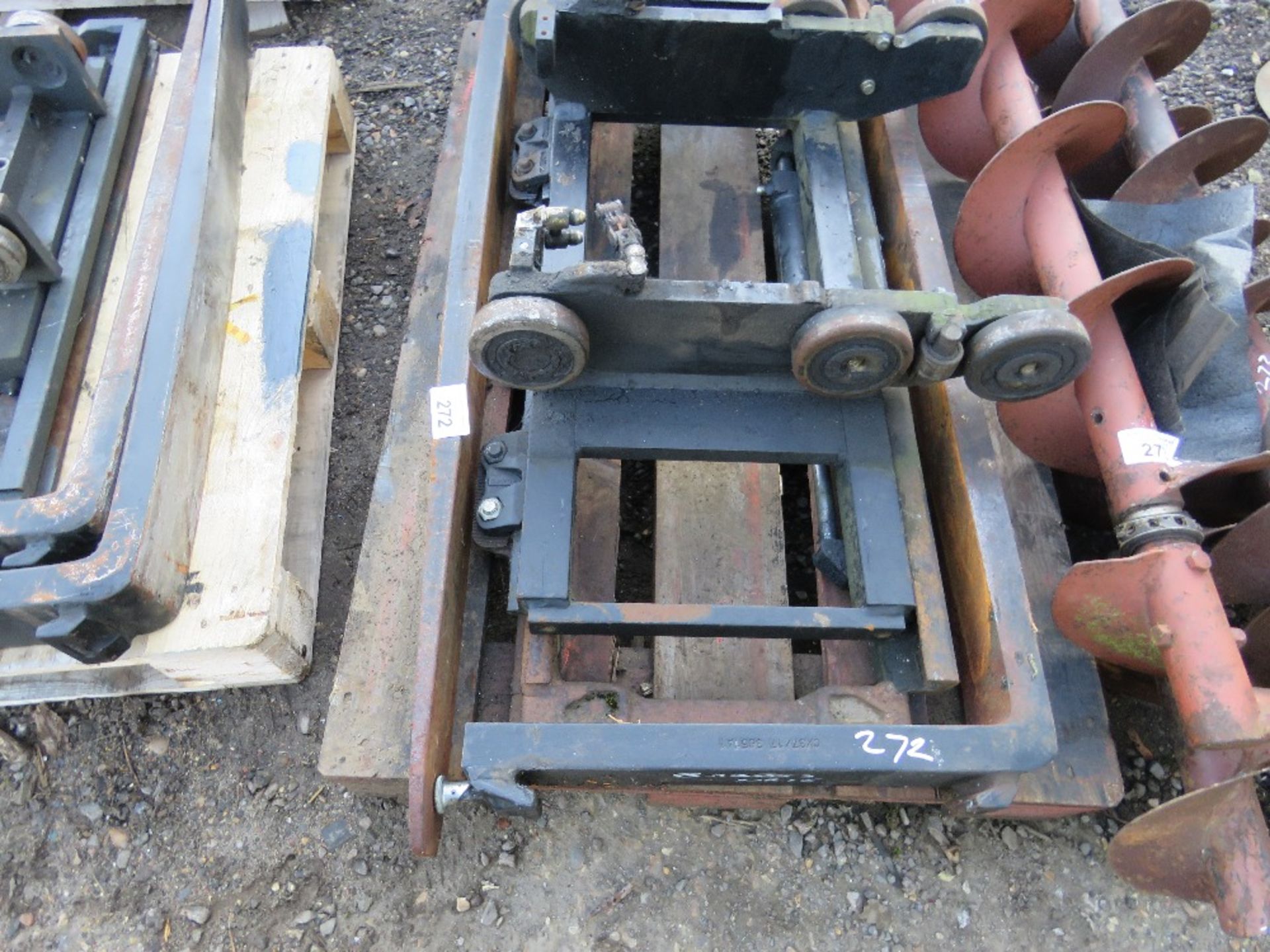 FORKLIFT CARRIAGE PLUS A SET OF FORKLIFT TINES. - Image 2 of 4