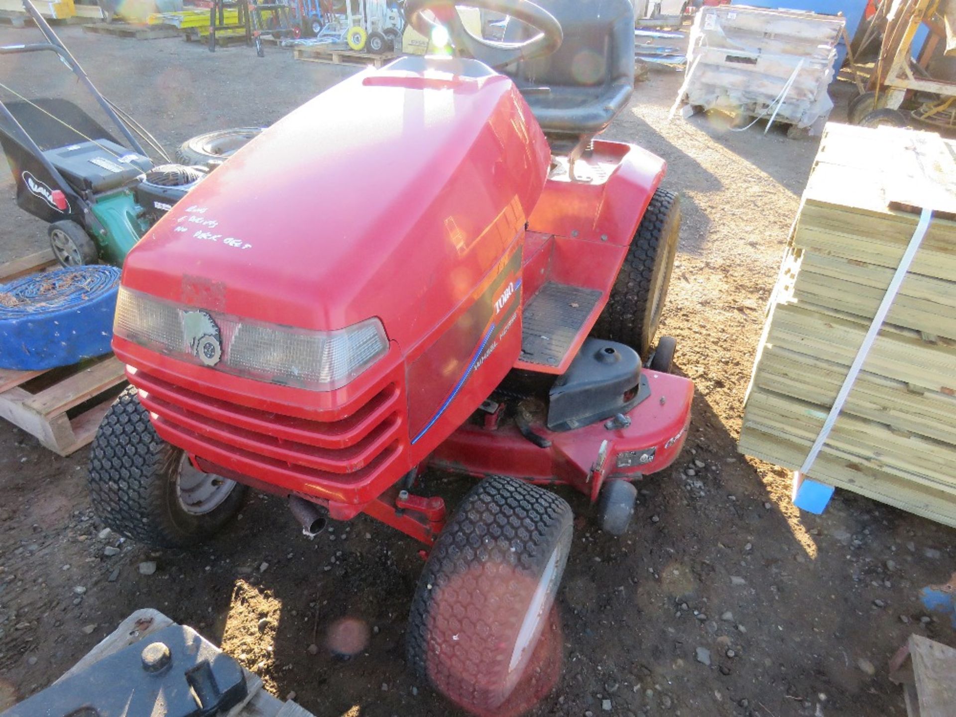 TORO WHEELHORSE HYDRO 270 MOWER.MULCHING MOWER DECK FITTED. WHEN TESTED WAS SEEN TO RUN AND DRIVE BU - Image 3 of 6
