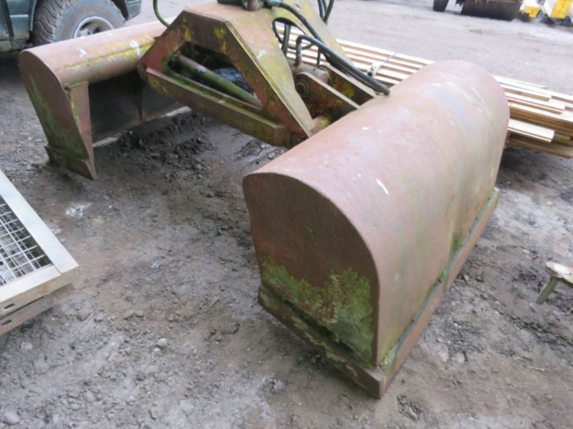 LARGE SIZED GRAB BUCKET WITH A ROTATOR, IDEAL TO CONVERT FOR EXCAVATOR?? THIS LOT IS SOLD UNDER THE - Image 3 of 4