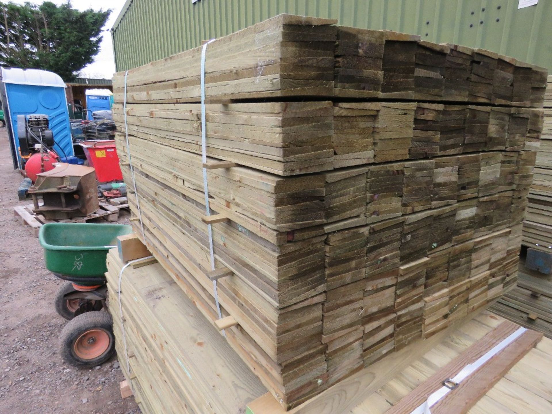 LARGE PACK OF PRESSURE TREATED FEATHER EDGE TIMBER FENCE CLADDING BOARDS. SIZE: 0.9M LENGTH X 10