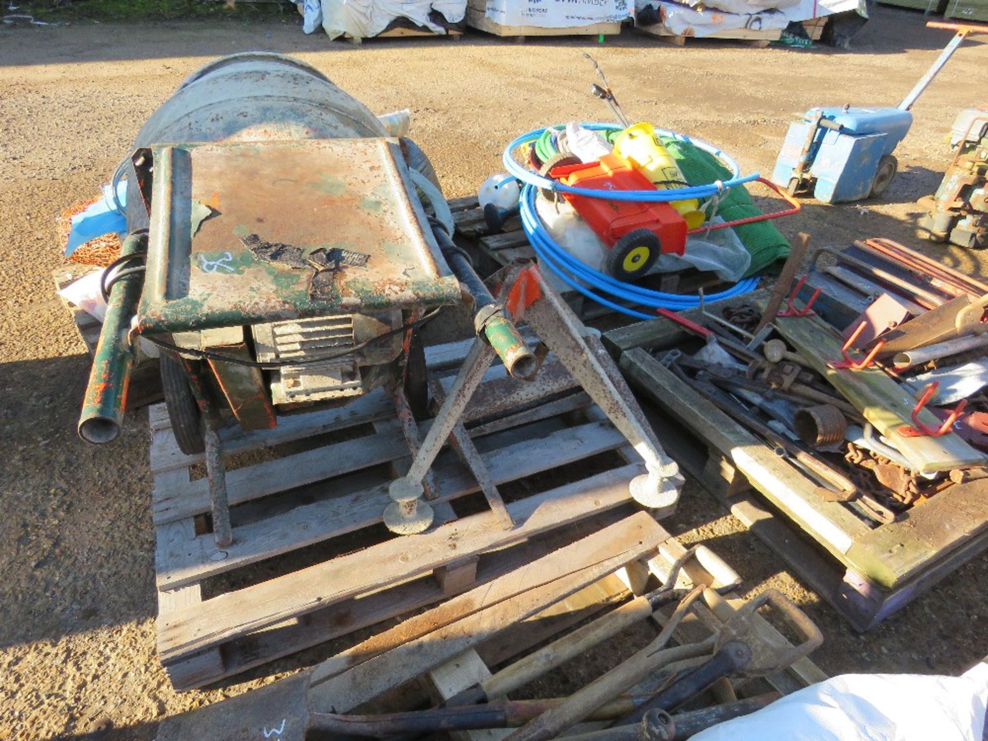 240VOLT POWERED MINI CEMENT MIXER WITH STAND. THIS LOT IS SOLD UNDER THE AUCTIONEERS MARGIN SCHEME, - Image 2 of 4