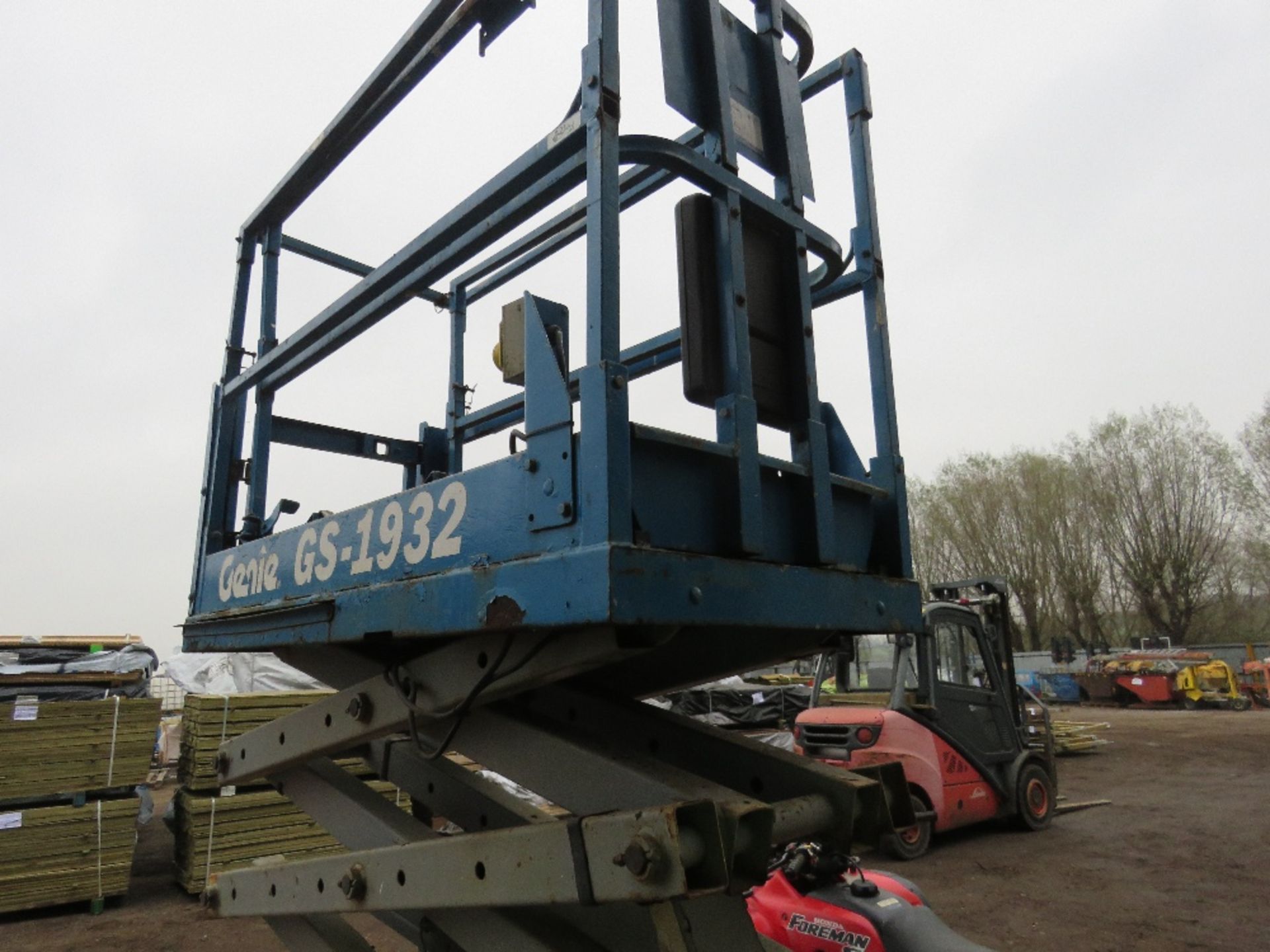 GENIE GS1932 SCISSOR LIFT ACCESS PLATFORM, YEAR 2008. WHEN TESTED WAS SEEN TO DRIVE, STEER AND LIFT. - Image 5 of 6