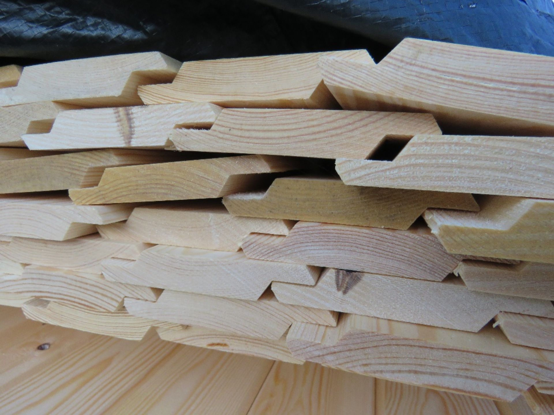 PACK OF UNTREATED SHIPLAP TIMBER. SIZE: 1.58M LENGTH X 95MM WIDE APPROX. - Image 2 of 4