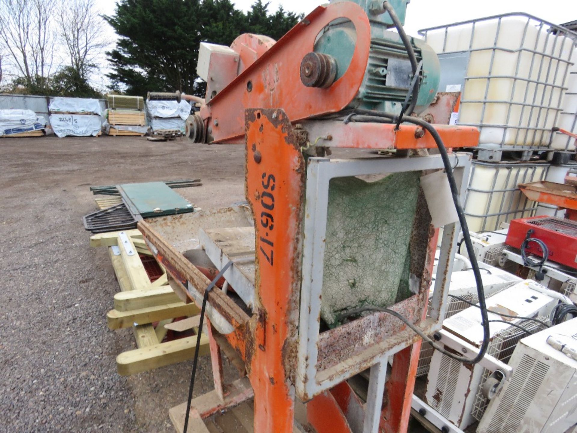 REDBAND 110VOLT SLAB SAWBENCH, NO BELTS FITTED AND GUARD MISSING. - Image 4 of 4