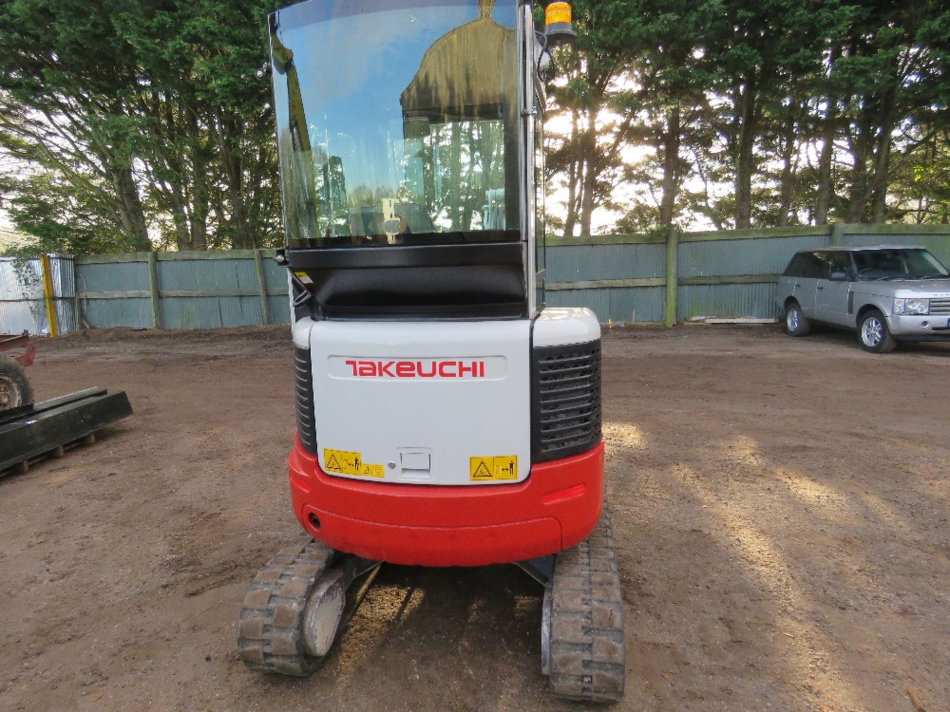 TAKEUCHI TB23R ZERO SWING EXCAVATOR, YEAR 2019. 1243 REC HOURS. 2 X BUCKETS. 2670KG OPERATING WEIGHT - Image 4 of 10