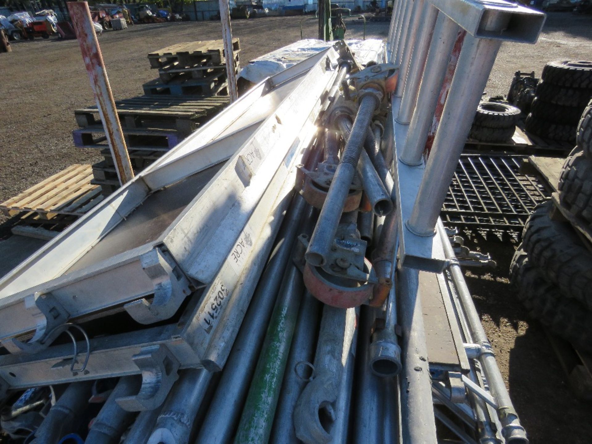 LARGE QUANTITY OF ALUMINIUM SCAFFOLD TOWER PARTS, INCLUDING FRAMES, POLES AND DECKS. - Image 4 of 4