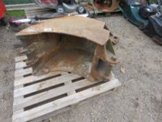 TOOTHED EXCAVATOR BUCKET, 2FT WIDE ON 45MM PINS.