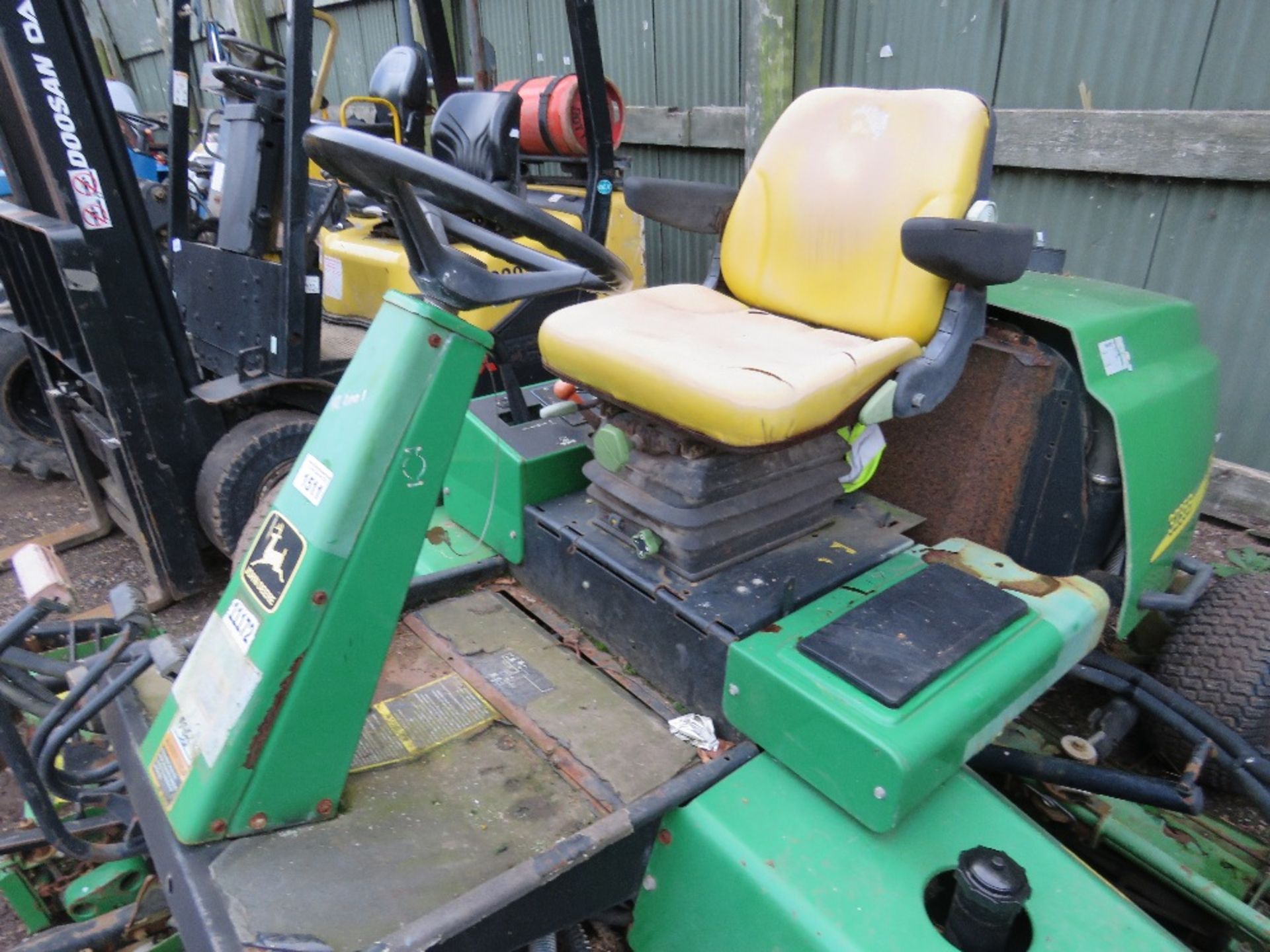 JOHN DEERE 3235B 5 GANG CYLINDER MOWER, YEAR 2001 APPROX. WHEN TESTED WAS SEEN TO RUN, DRIVE AND MOW - Image 10 of 11