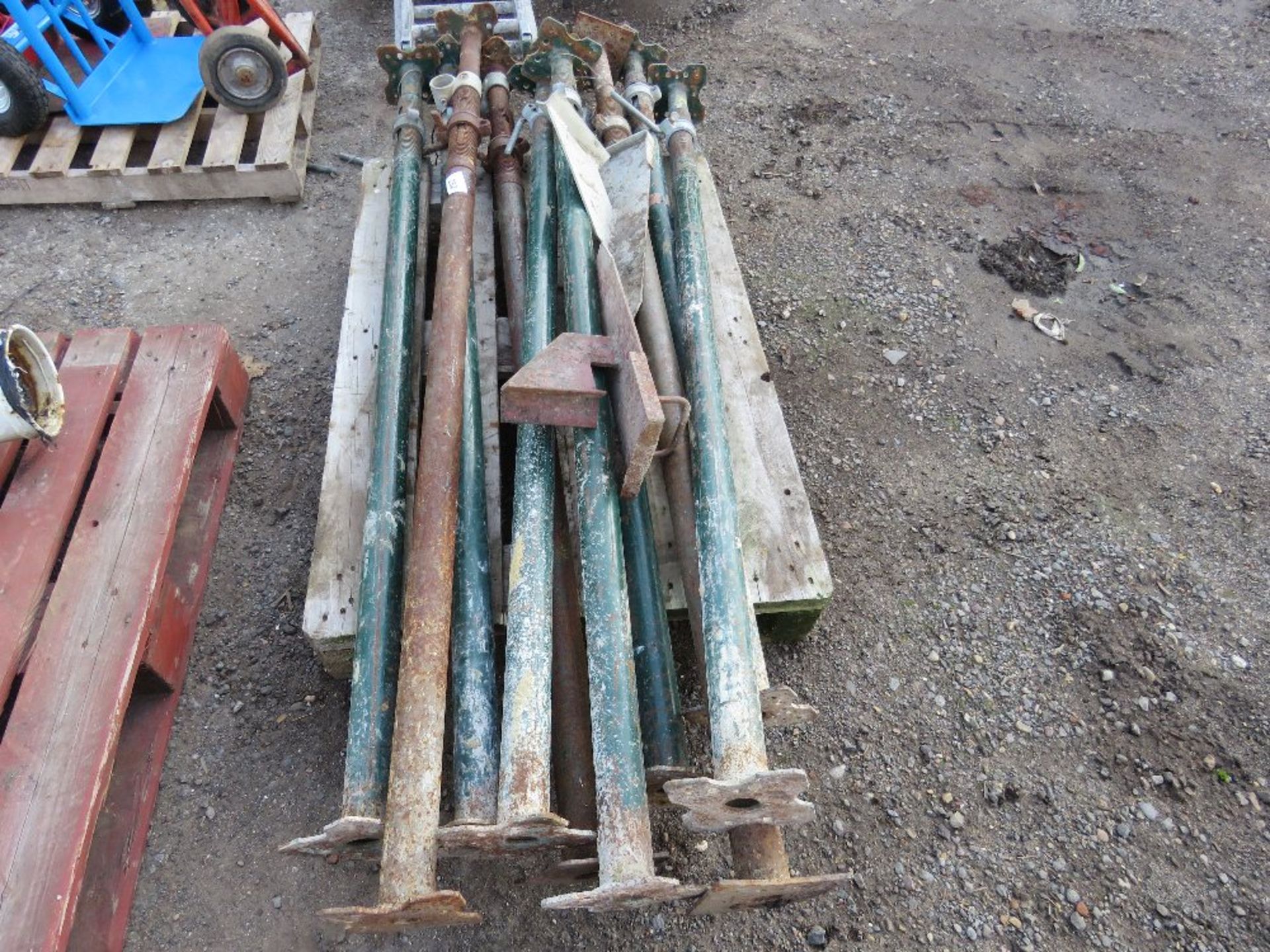 PALLET CONTAINING 10 X ACROW TYPE SUPPORT PROPS PLUS 2 X STRONGBOYS. THIS LOT IS SOLD UNDER THE AUCT - Image 2 of 3