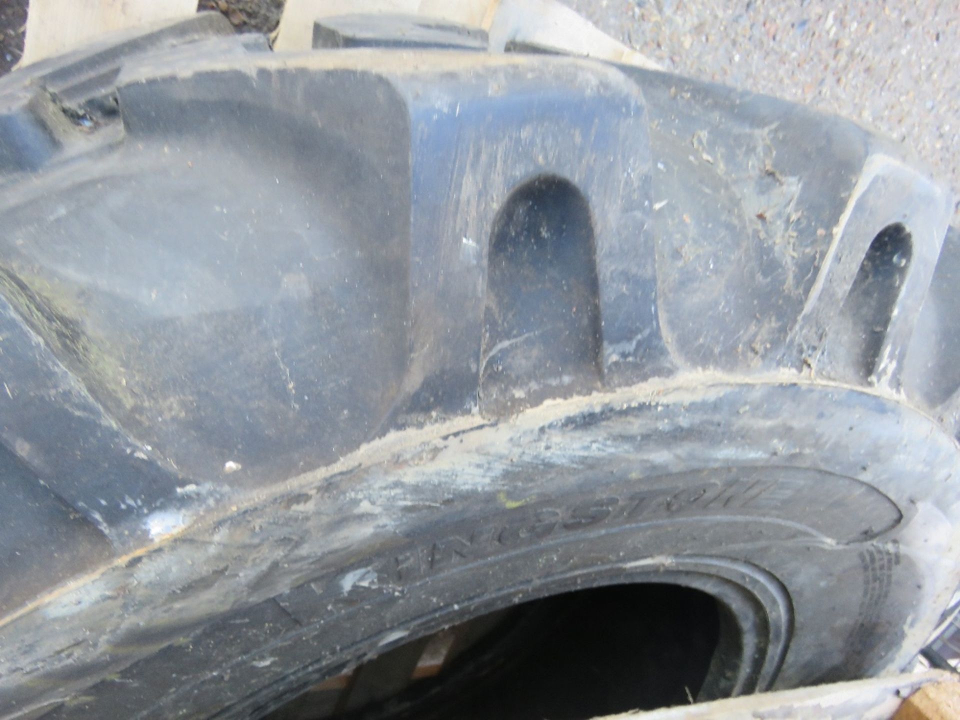 BACKHOE AGRICULTURAL TYRE. SIZE:16.9-24. - Image 2 of 2