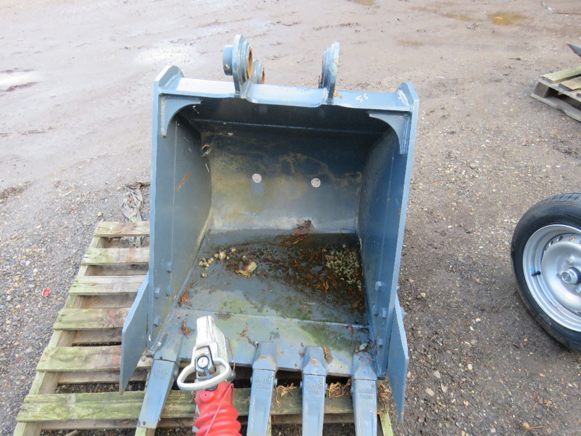 30" WIDE EXCAVATOR BUCKET, UNUSED, ON 55MM PINS. - Image 2 of 3