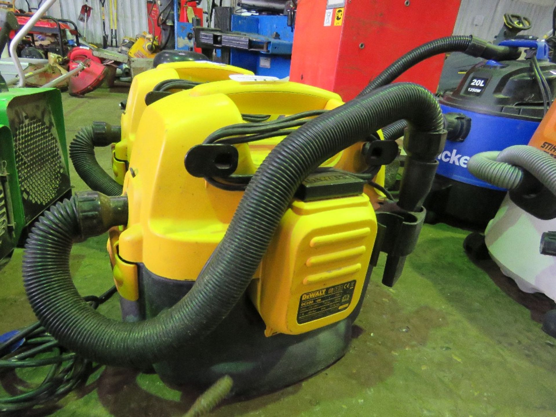 DEWALT PORTABLE VAC UNIT.