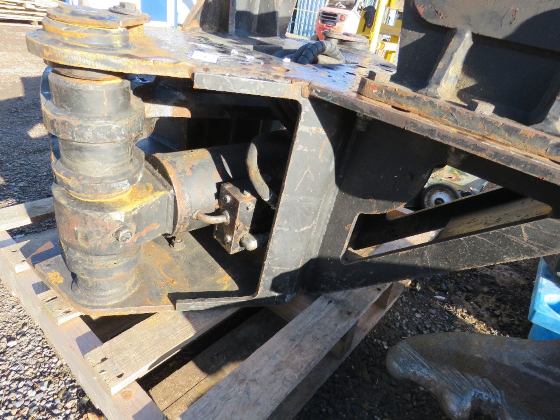 EXCAVATOR MOUNTED HYDRAULIC TREE SHEAR, ON 65MM PINNED BRACKET. - Image 4 of 5