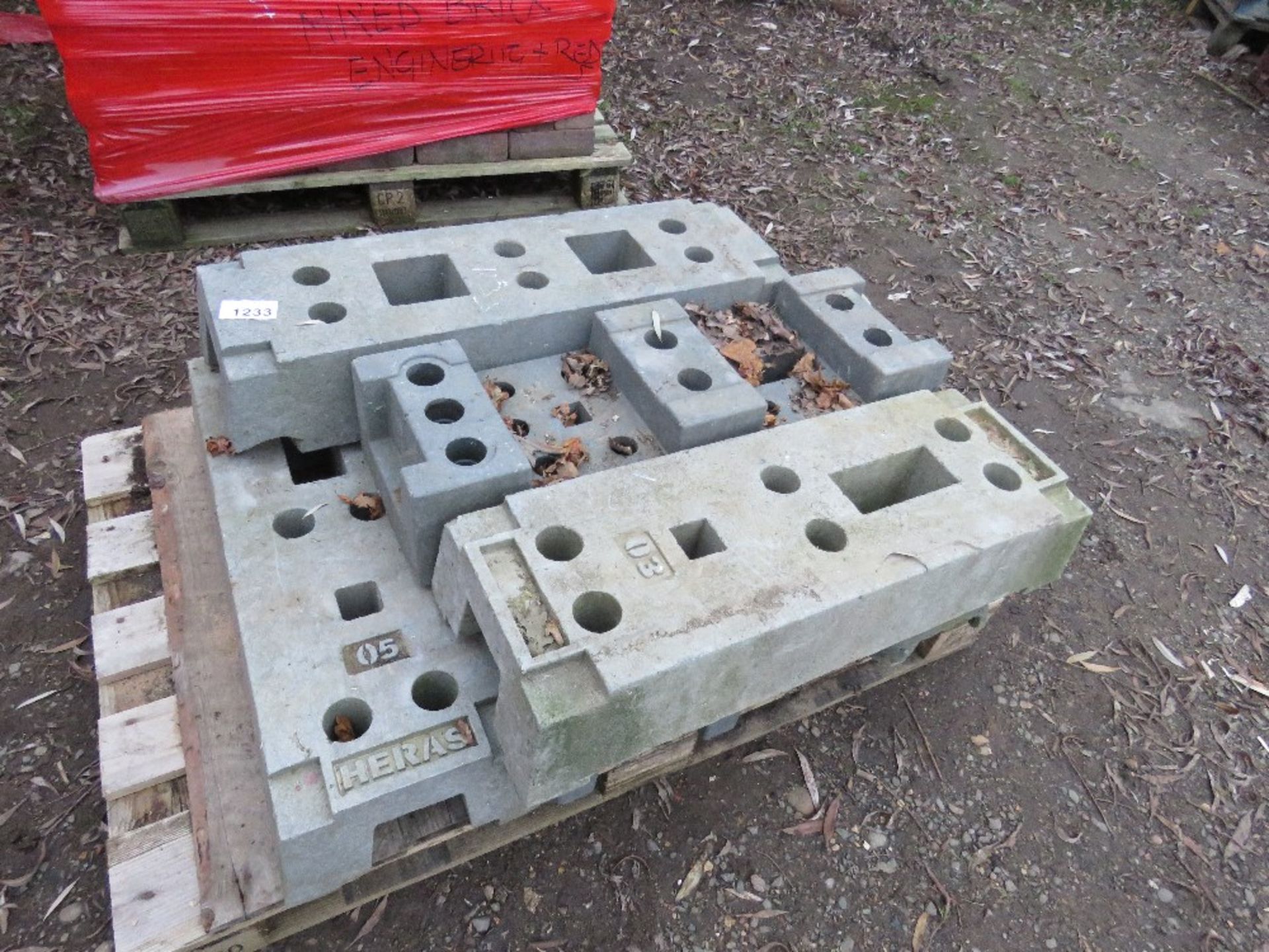 PALLET CONTAINING HERAS TYPE FENCE FEET. THIS LOT IS SOLD UNDER THE AUCTIONEERS MARGIN SCHEME THEREF