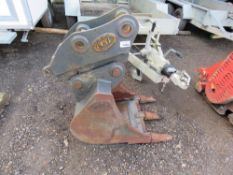 ORIEL 55MM PINNED EXCAVATOR QUICK HITCH PLUS A 2FT TOOTHED BUCKET, LITTLE USED.