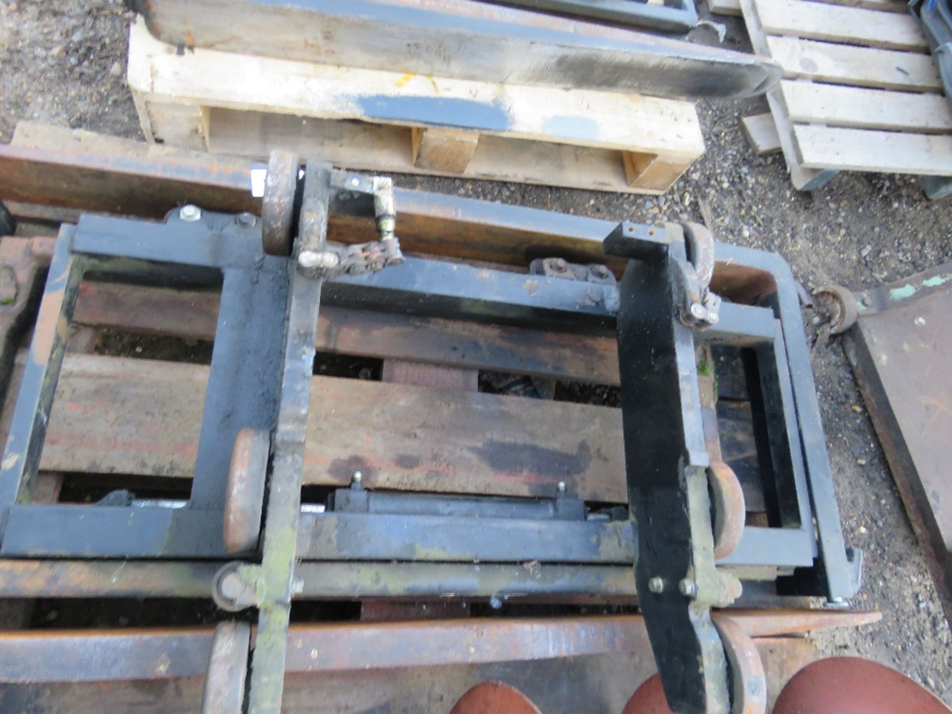 FORKLIFT CARRIAGE PLUS A SET OF FORKLIFT TINES. - Image 3 of 4