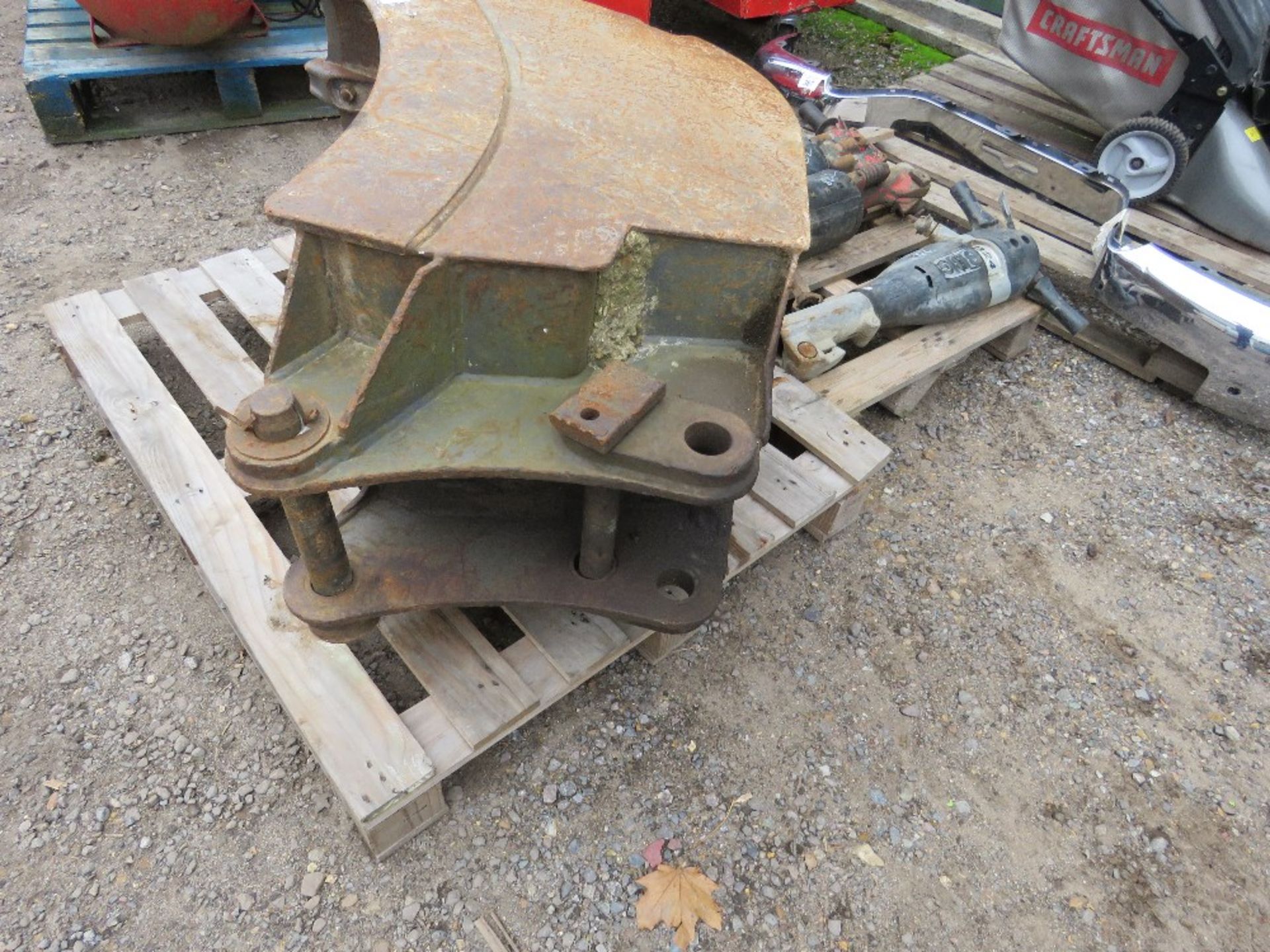 TOOTHED EXCAVATOR BUCKET, 2FT WIDE ON 45MM PINS. - Image 2 of 3