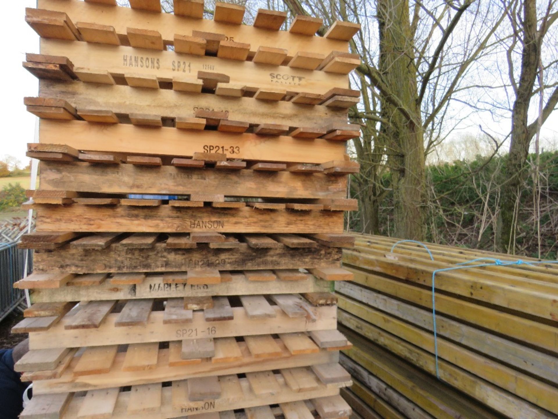 STACK OF 19NO WOODEN PALLETS. THIS LOT IS SOLD UNDER THE AUCTIONEERS MARGIN SCHEME THEREFORE NO VAT - Image 3 of 3