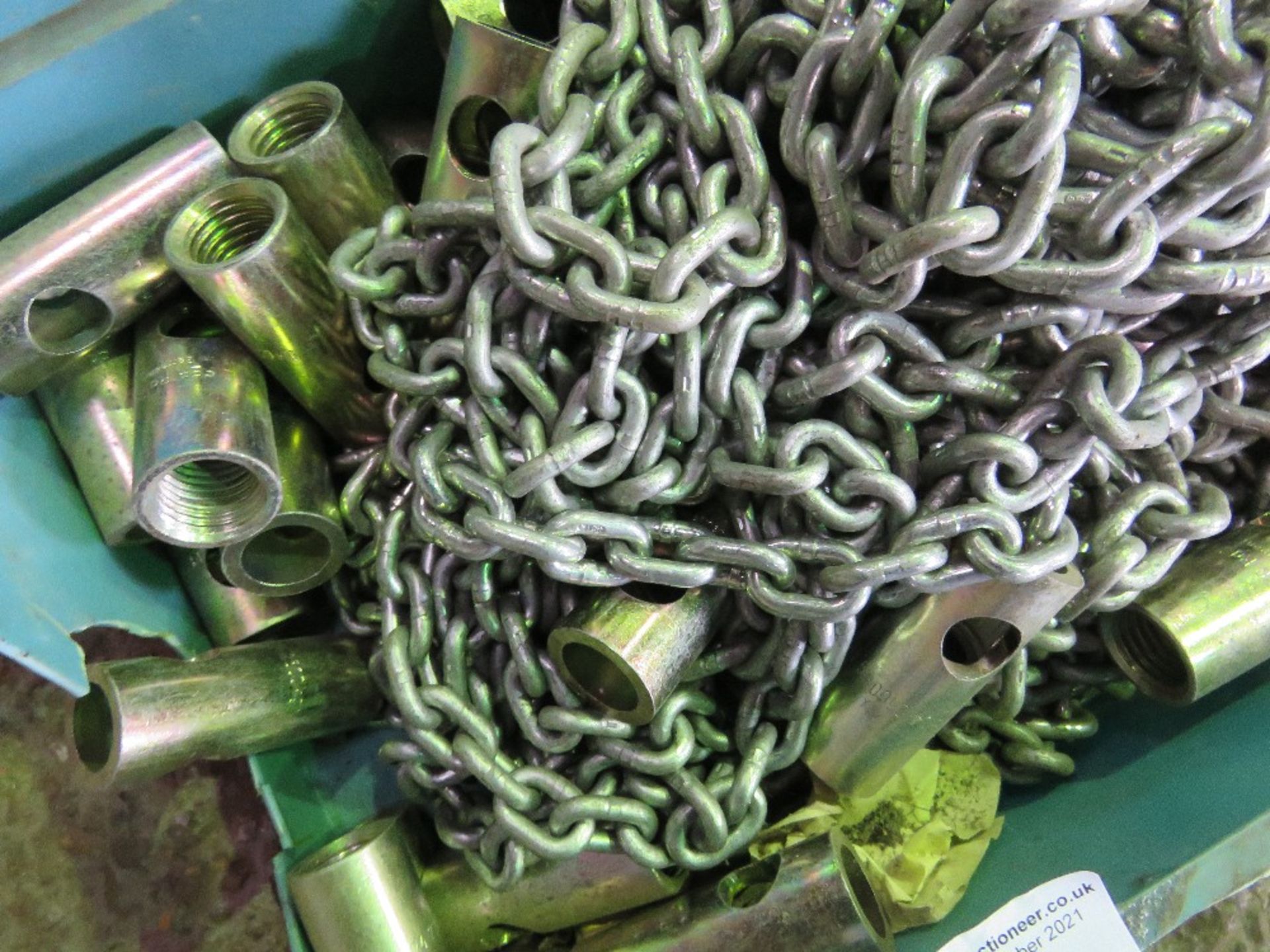 TRAY CONTAINING GALVANISED CHAIN AND MOUNT FIXINGS. - Image 2 of 2