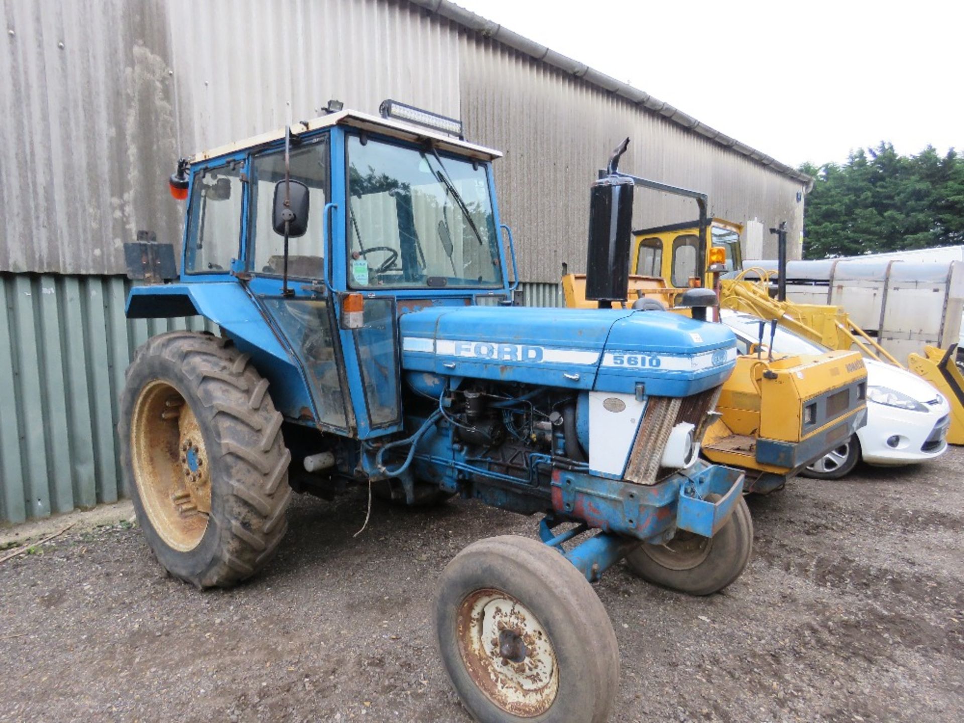 FORD 5610 2WD TRACTOR REG:B107 XFJ. PICK UP HITCH. LIGHT BAR AND BEACONS. FLOOR CHANGE. DIRECT FROM - Image 2 of 10