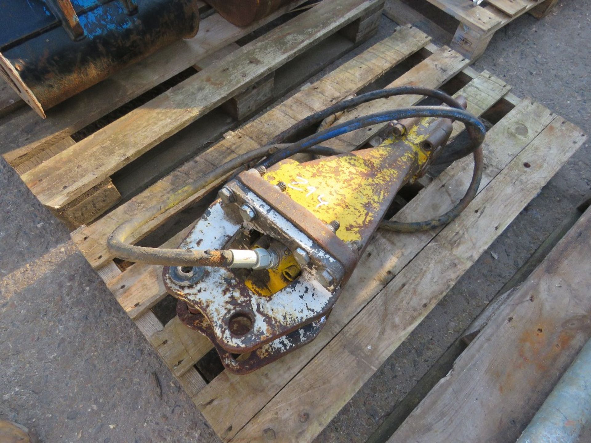 ATLAS COPCO EXCAVATOR BREAKER ON 30MM PINS. SOLD UNDER THE AUCTIONEERS MARGIN SCHEME, THEREFORE NO V - Image 2 of 4