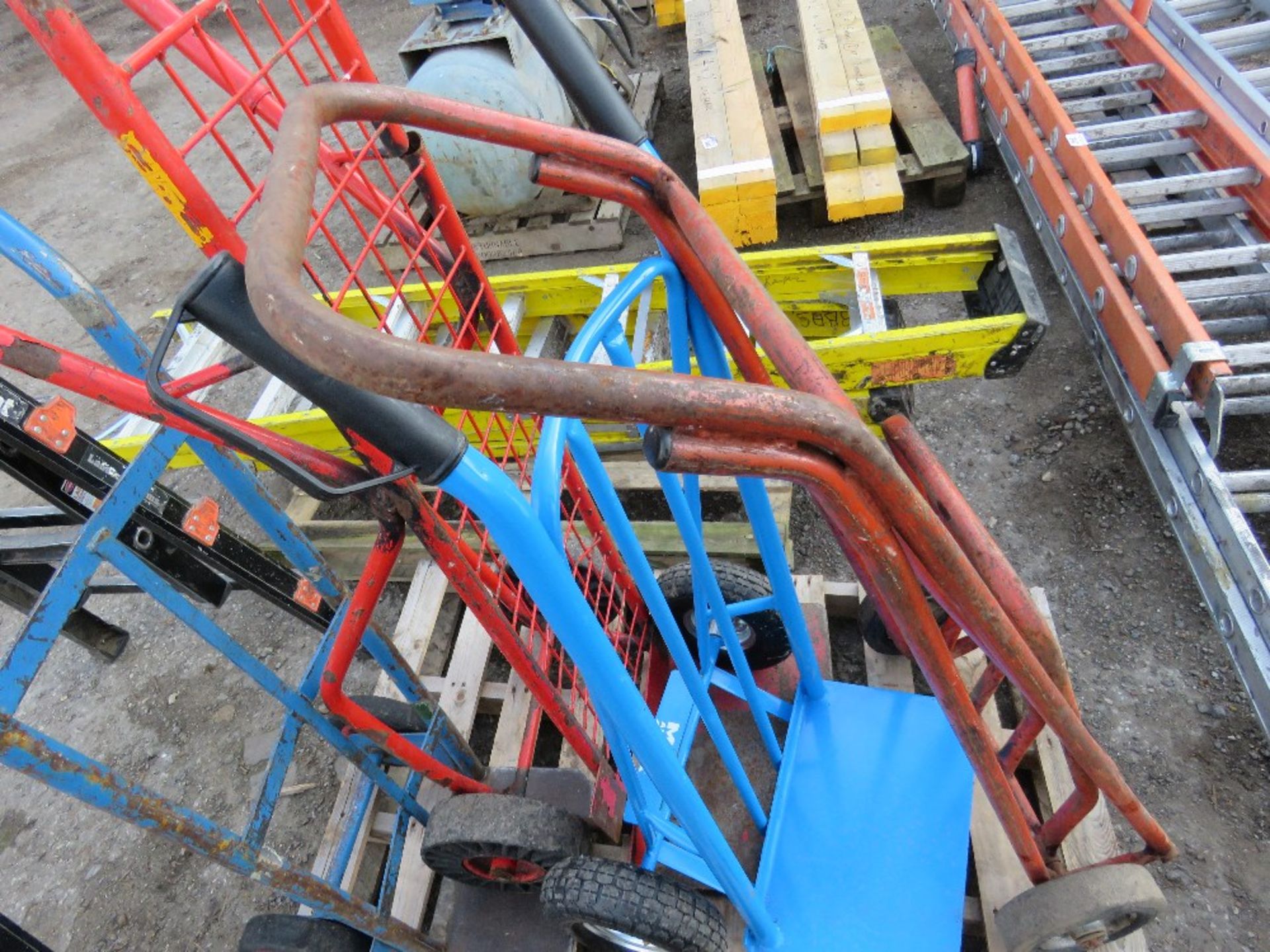 4 X METAL SACK BARROWS. THIS LOT IS SOLD UNDER THE AUCTIONEERS MARGIN SCHEME, THEREFORE NO VAT WILL - Image 3 of 3