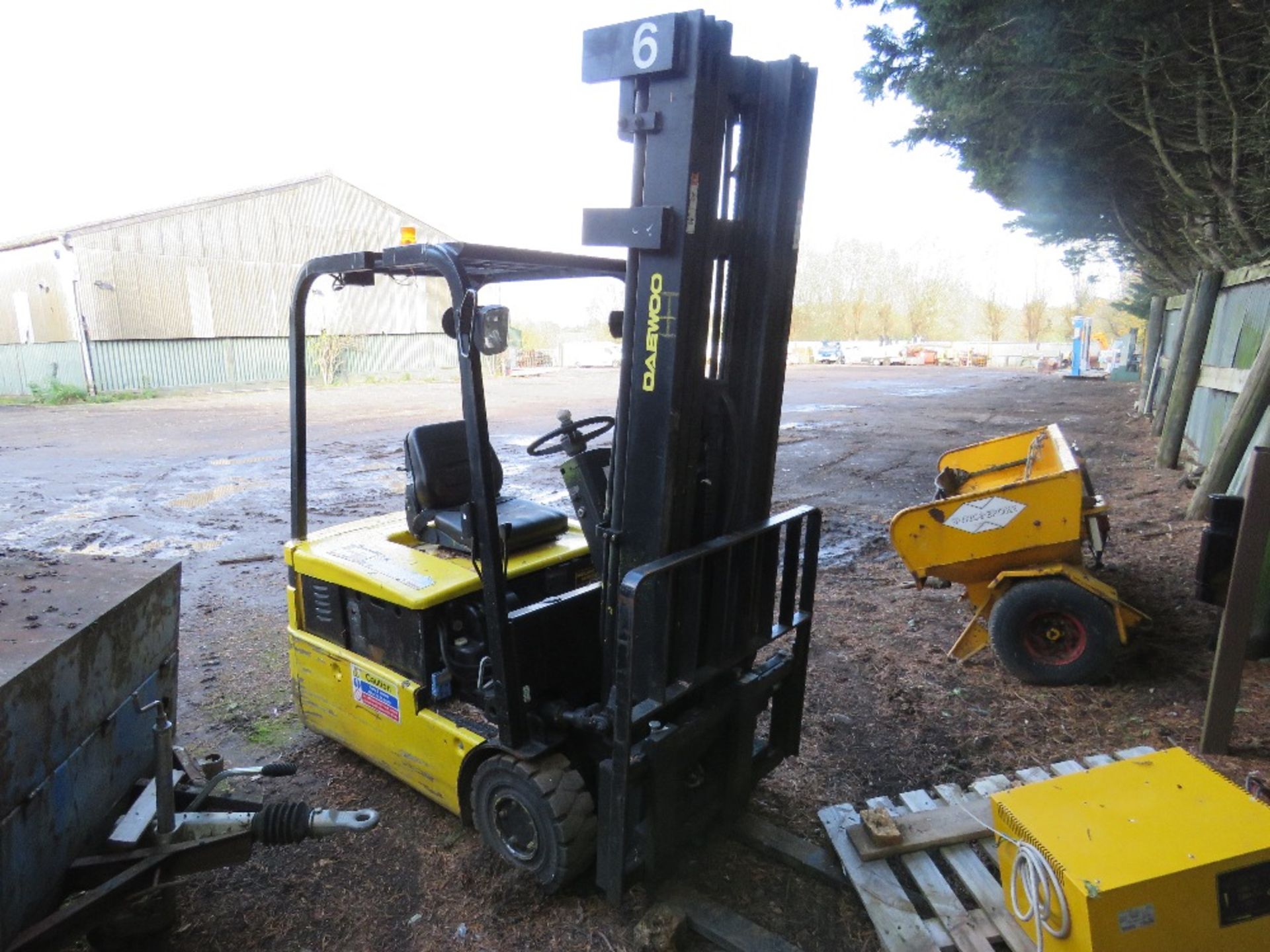 B15T BATTERY FORKLIFT WITH CHARGER. - Image 6 of 9