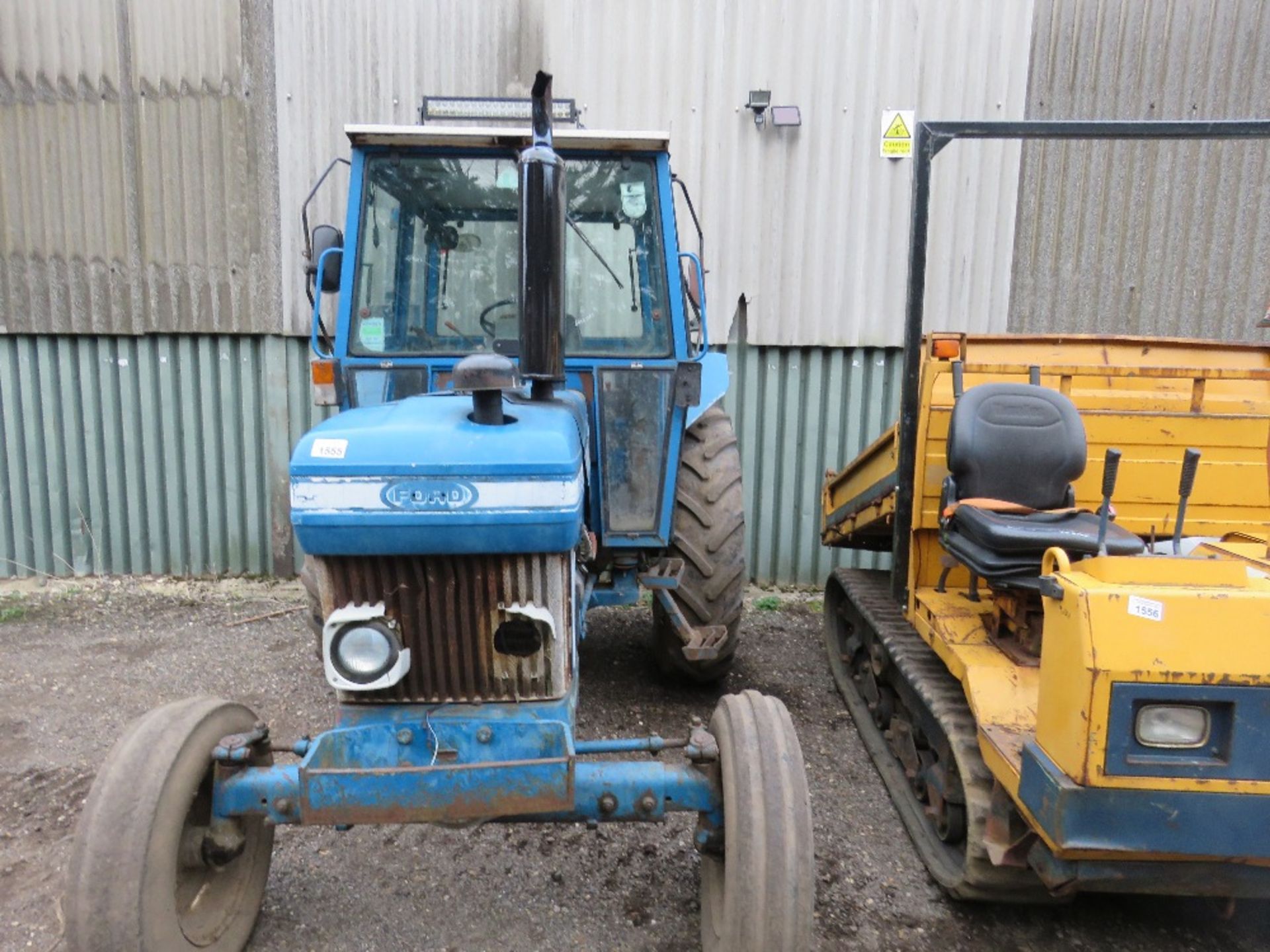 FORD 5610 2WD TRACTOR REG:B107 XFJ. PICK UP HITCH. LIGHT BAR AND BEACONS. FLOOR CHANGE. DIRECT FROM - Image 4 of 10