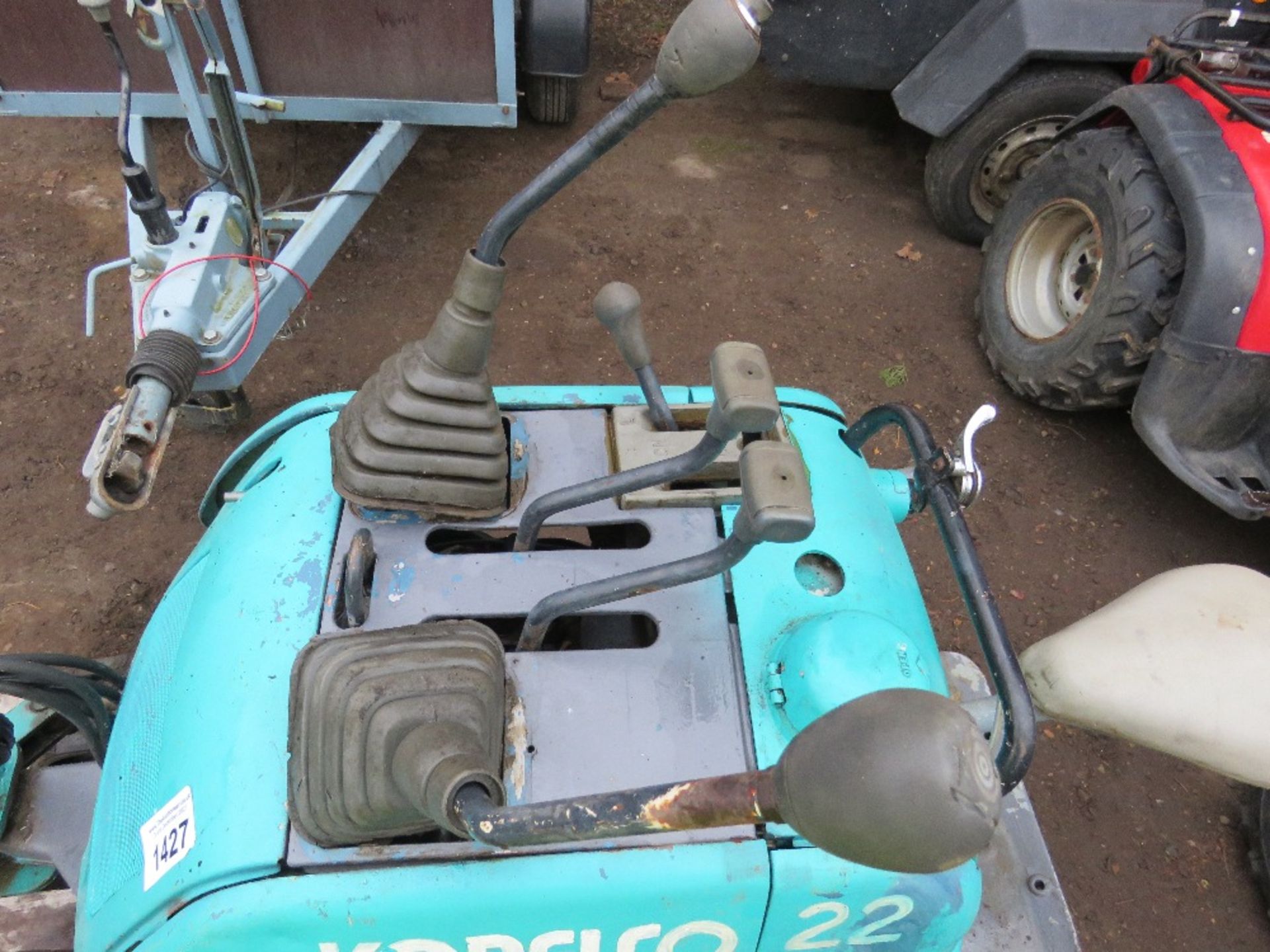 KOBELCO 22 MICRO EXCAVATOR WITH 2 X BUCKETS. PETROL ENGINED, 1049 REC HOURS. SN:FS-01494. THIS LOT I - Image 7 of 8