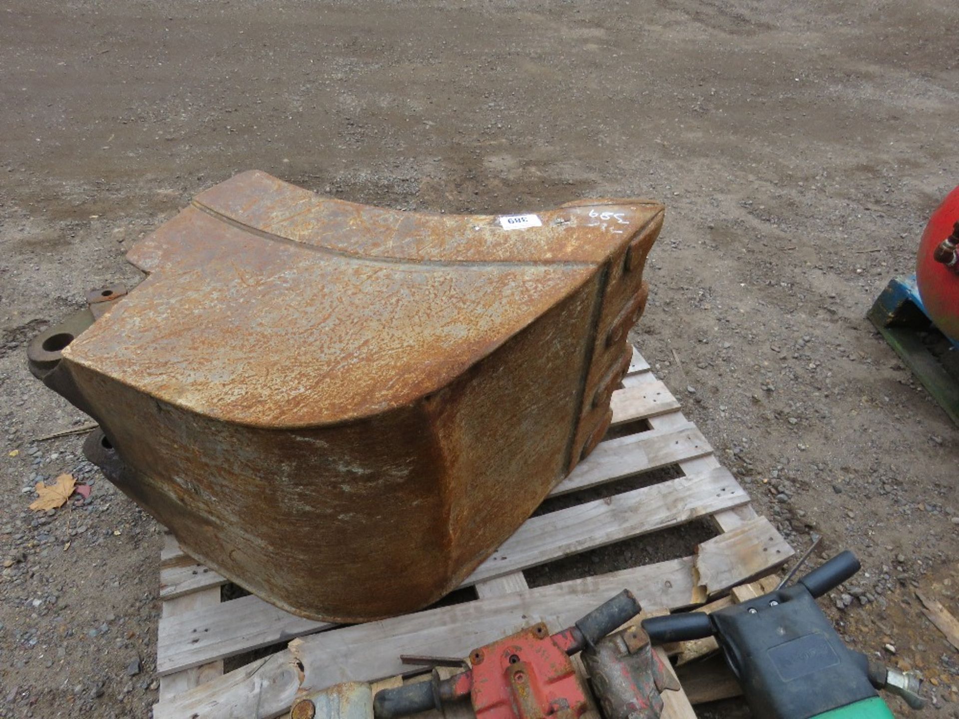 TOOTHED EXCAVATOR BUCKET, 2FT WIDE ON 45MM PINS. - Image 3 of 3