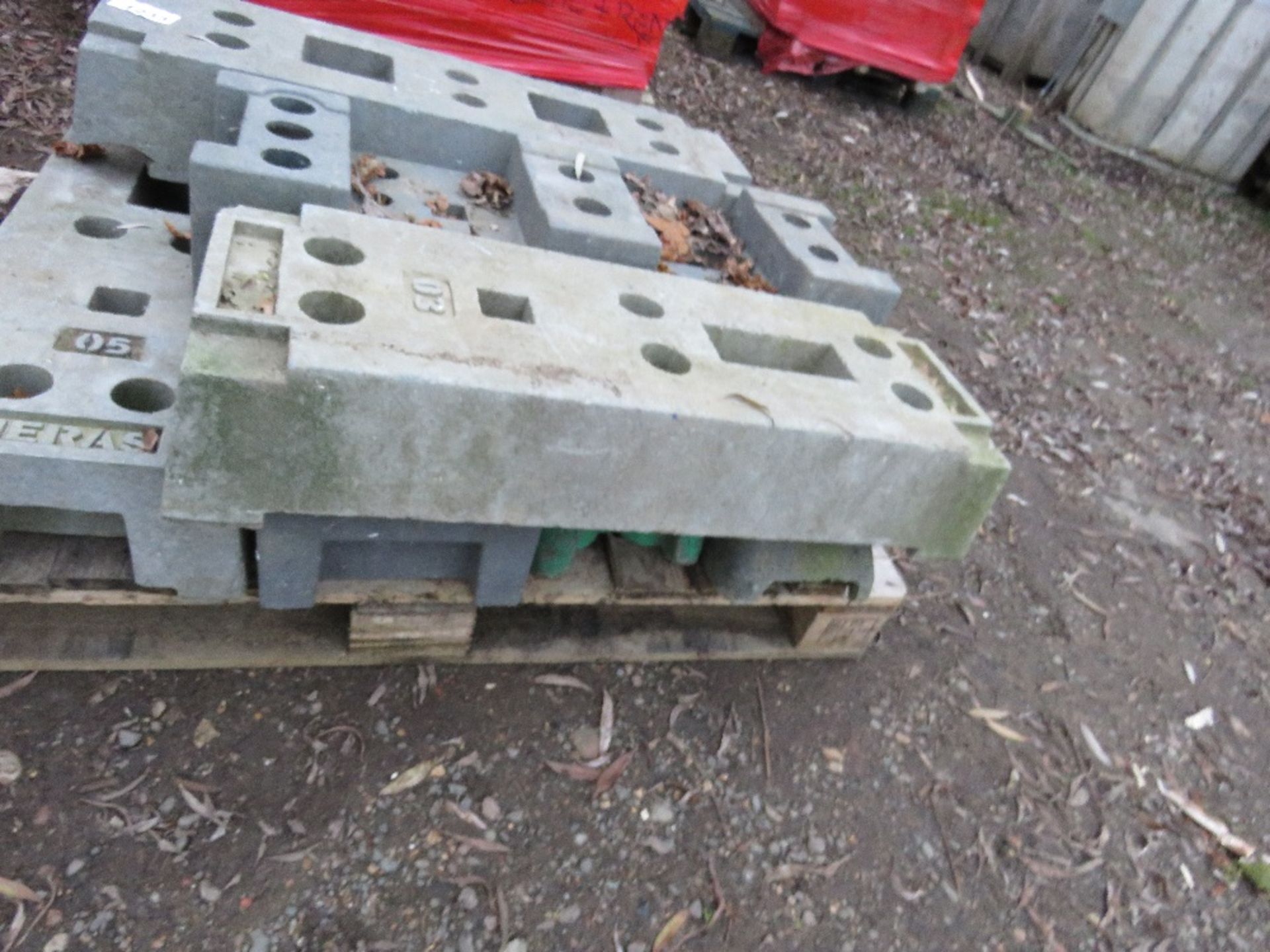 PALLET CONTAINING HERAS TYPE FENCE FEET. THIS LOT IS SOLD UNDER THE AUCTIONEERS MARGIN SCHEME THEREF - Image 2 of 2