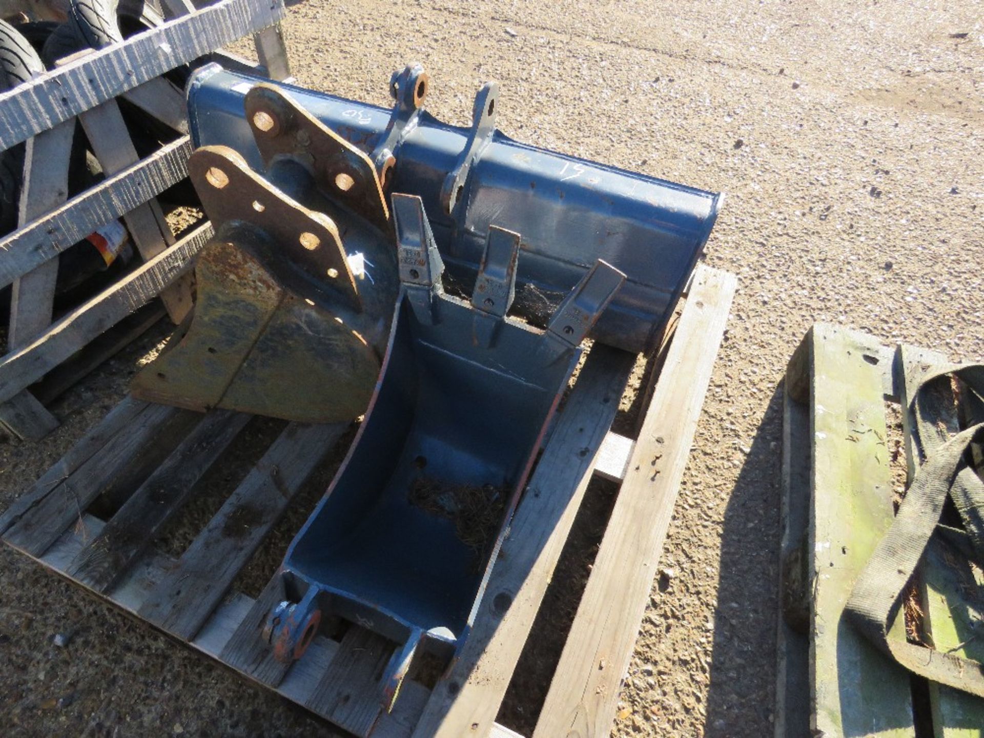 SET OF 3 X EXCAVATOR BUCKETS, ON 30MM PINS. - Image 3 of 3