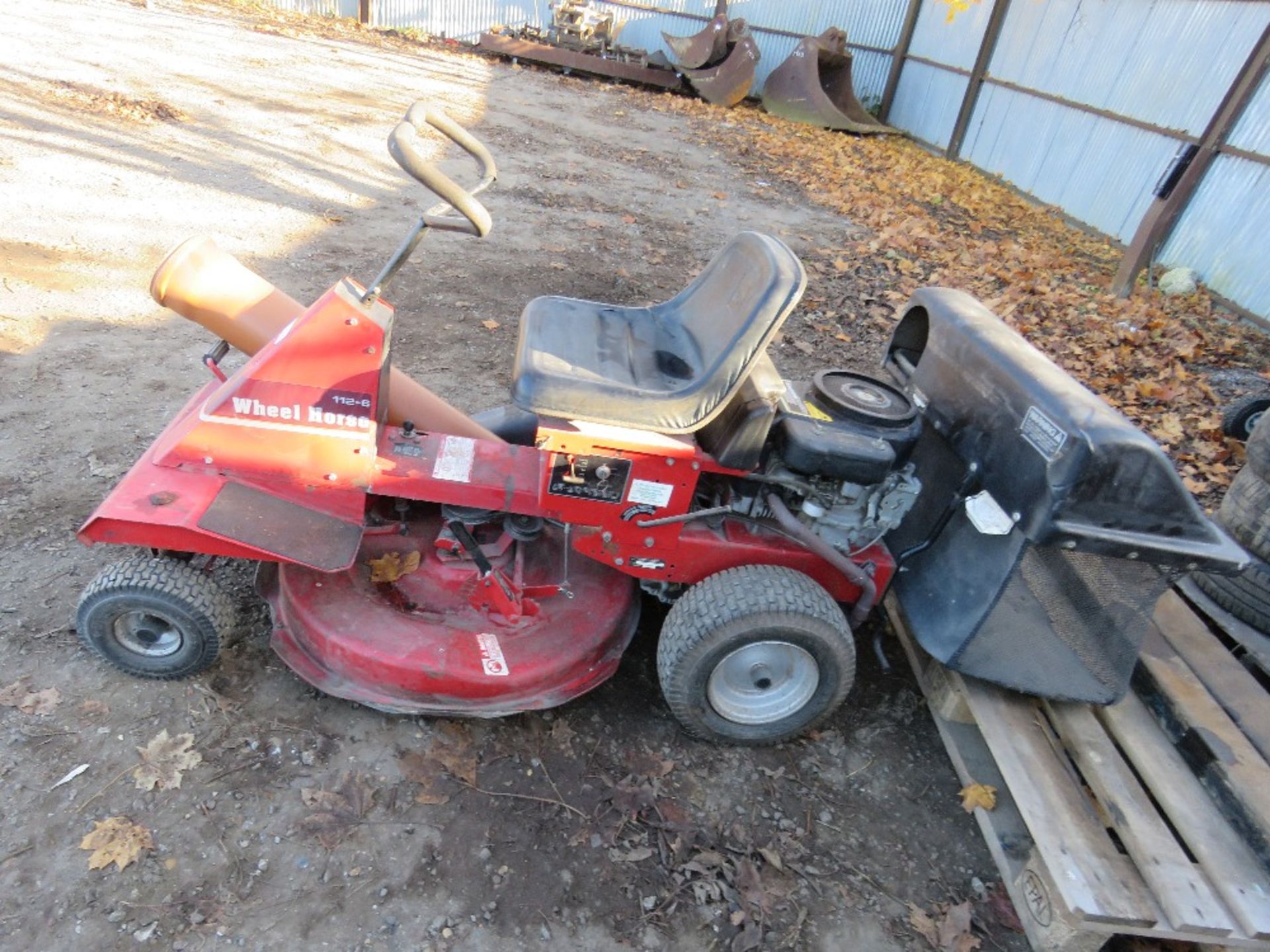 WHEELHORSE 112-6 RIDE ON MOWER WITH COLLECTOR. - Image 5 of 7