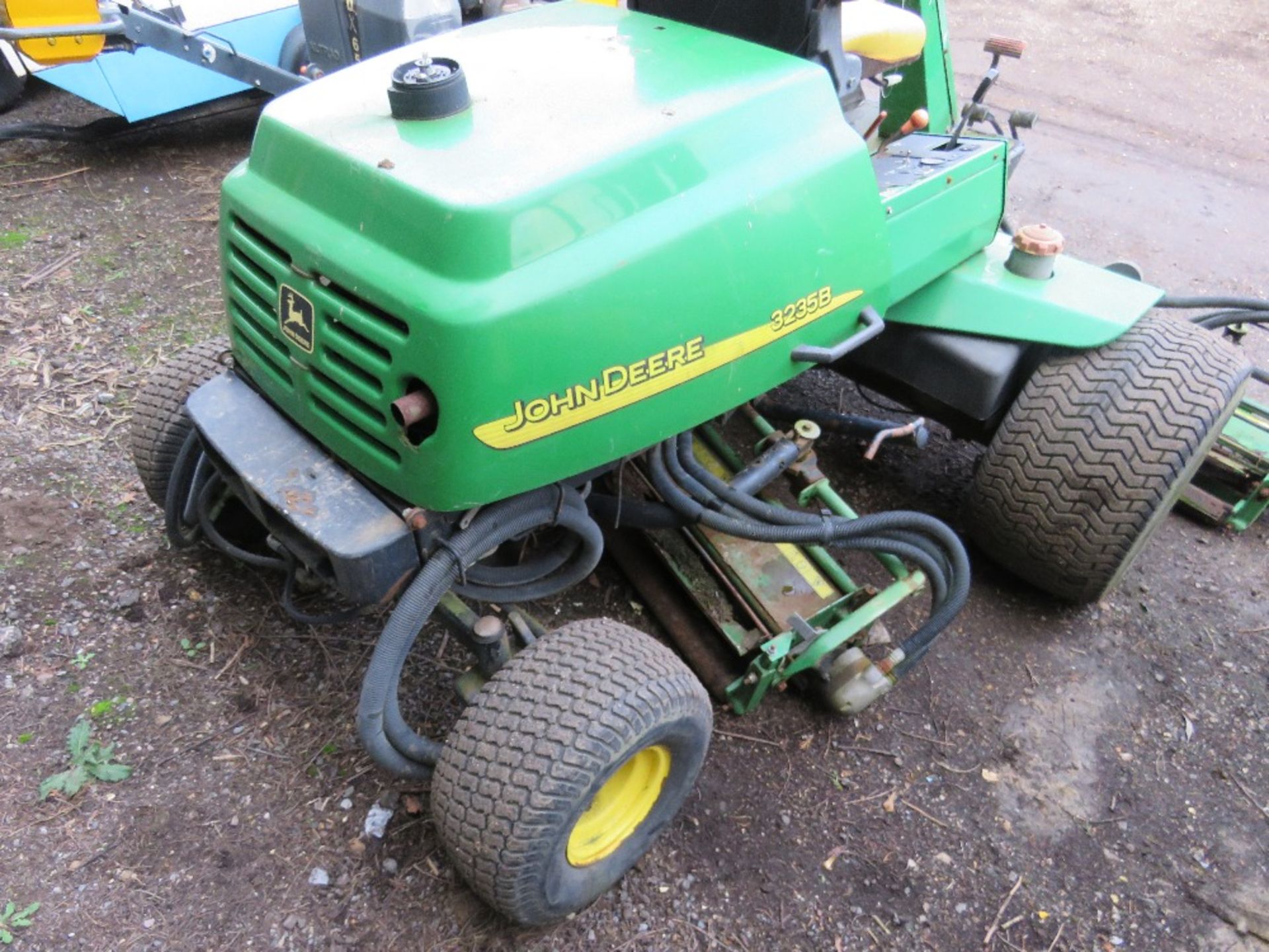 JOHN DEERE 3235B 5 GANG CYLINDER MOWER, YEAR 2001 APPROX. WHEN TESTED WAS SEEN TO RUN, DRIVE AND MOW - Image 3 of 11