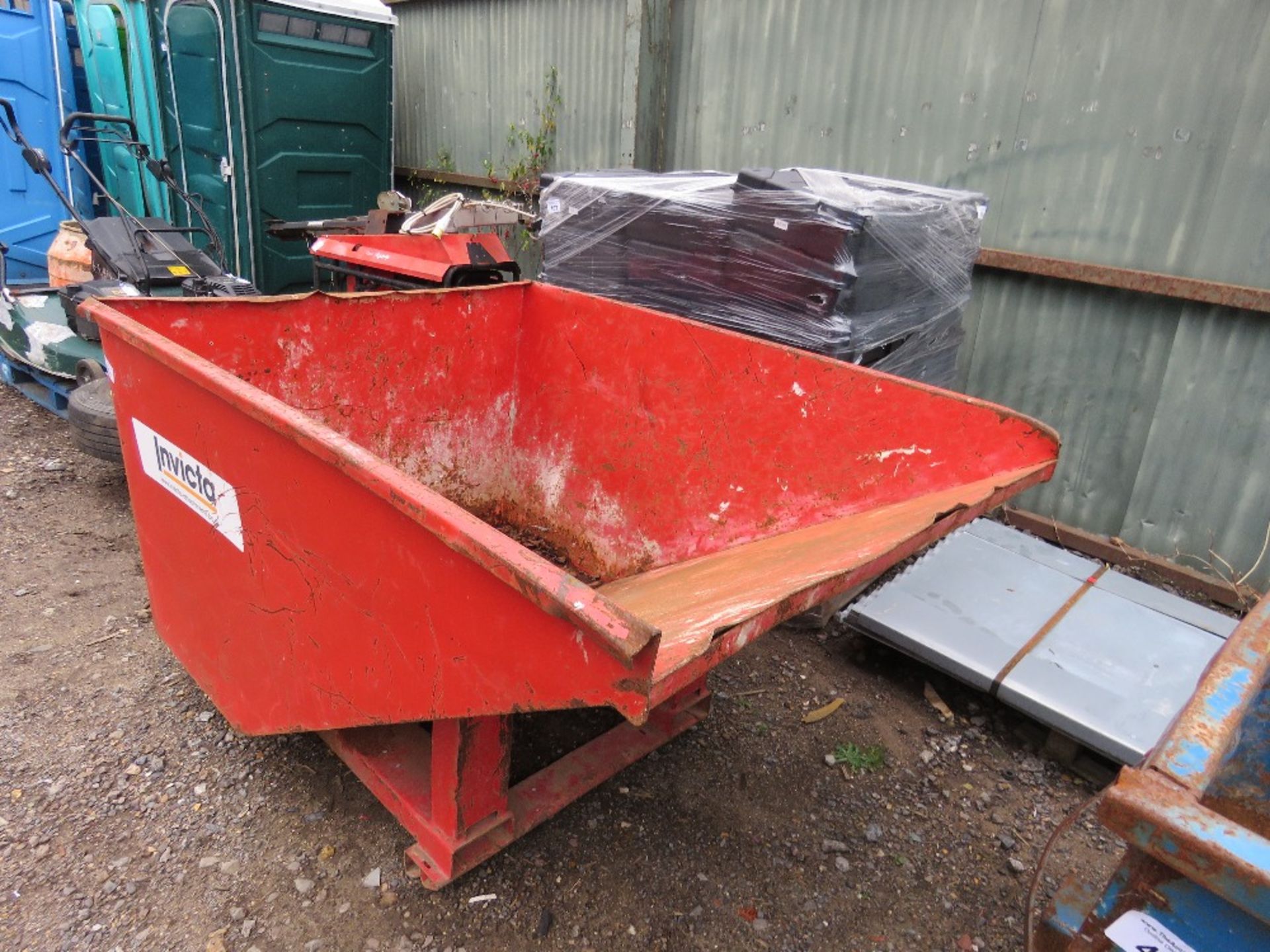 RED TELEHANDLER MOUNTED TIPPING SKIP. - Image 2 of 3