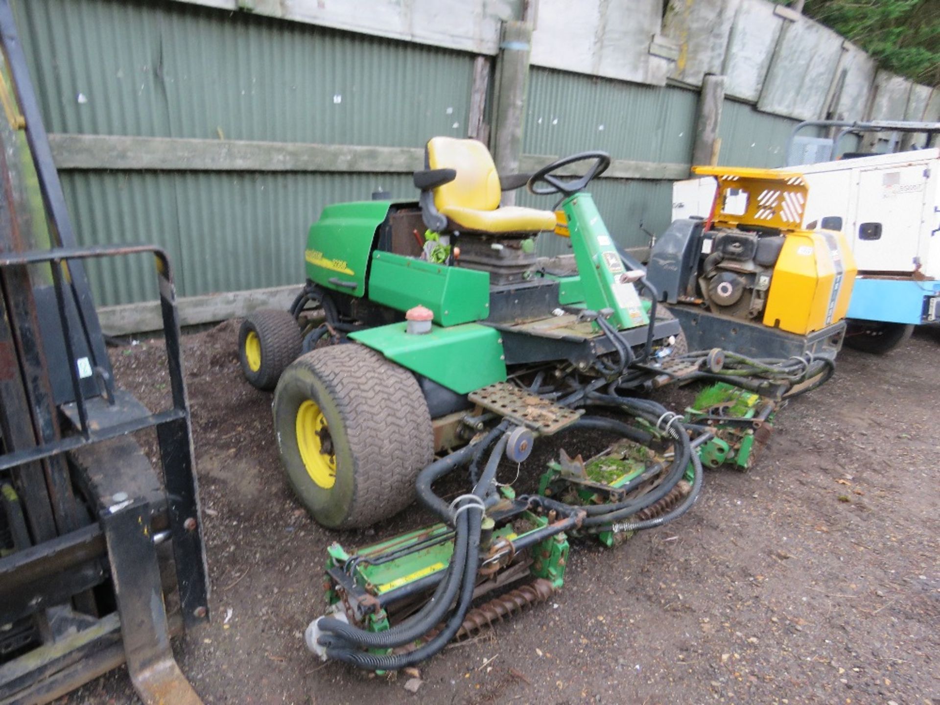 JOHN DEERE 3235B 5 GANG CYLINDER MOWER, YEAR 2001 APPROX. WHEN TESTED WAS SEEN TO RUN, DRIVE AND MOW - Image 2 of 11