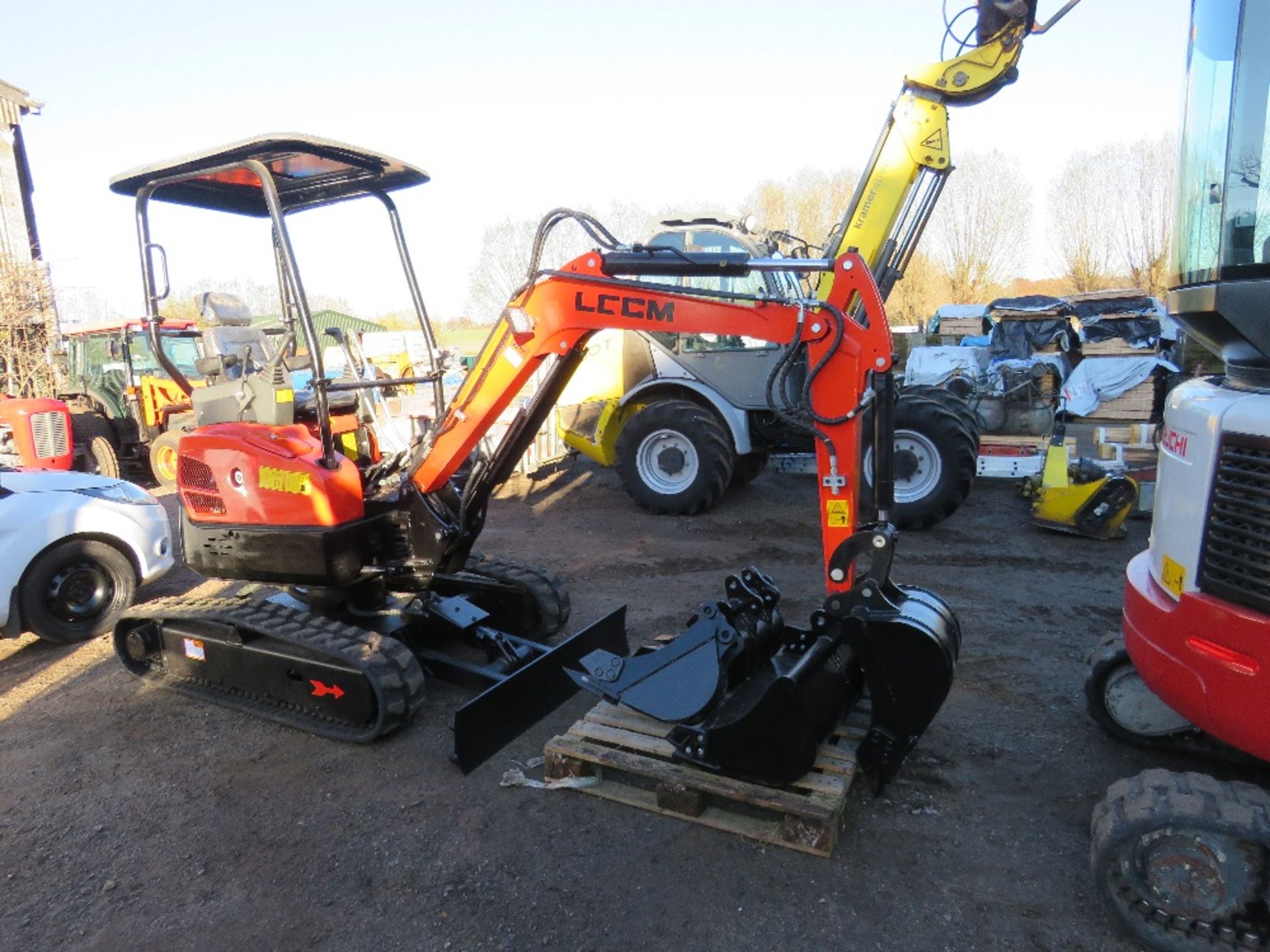 LGCM RUBBER TRACKED MINI EXCAVATOR LG22EU MODEL. 12.7 REC HOURS. SET OF 2 X BUCKETS. SN;005E088. - Image 2 of 9