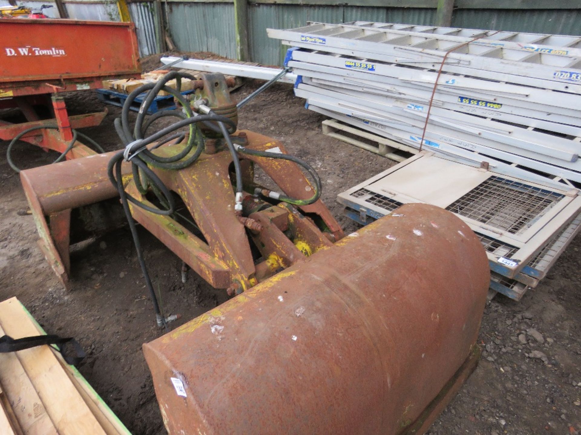 LARGE SIZED GRAB BUCKET WITH A ROTATOR, IDEAL TO CONVERT FOR EXCAVATOR?? THIS LOT IS SOLD UNDER THE