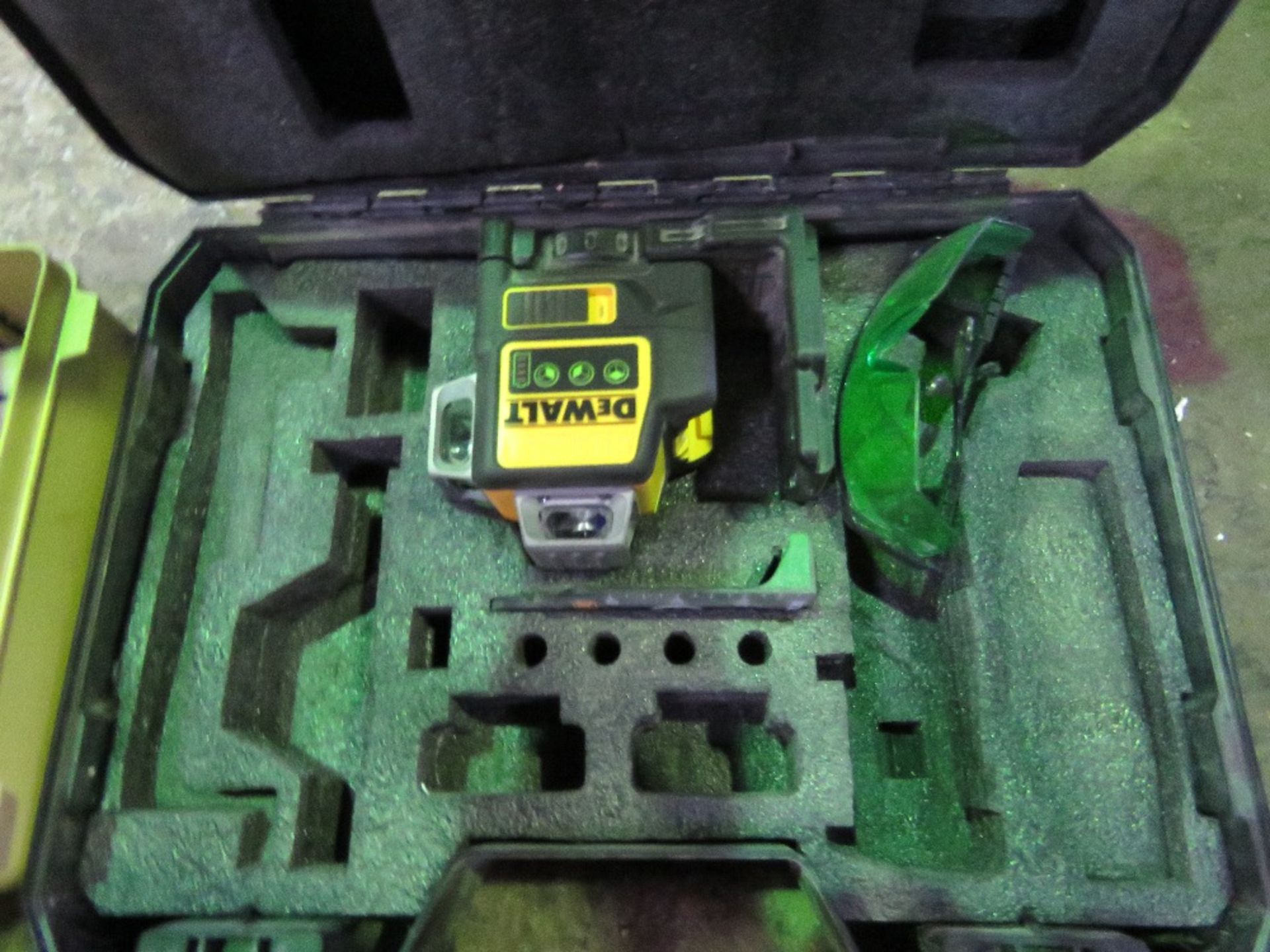 DEWALT LASER LEVEL SET. SOLD UNDER THE AUCTIONEERS MARGIN SCHEME THEREFORE NO VAT WILL BE CHARGED ON