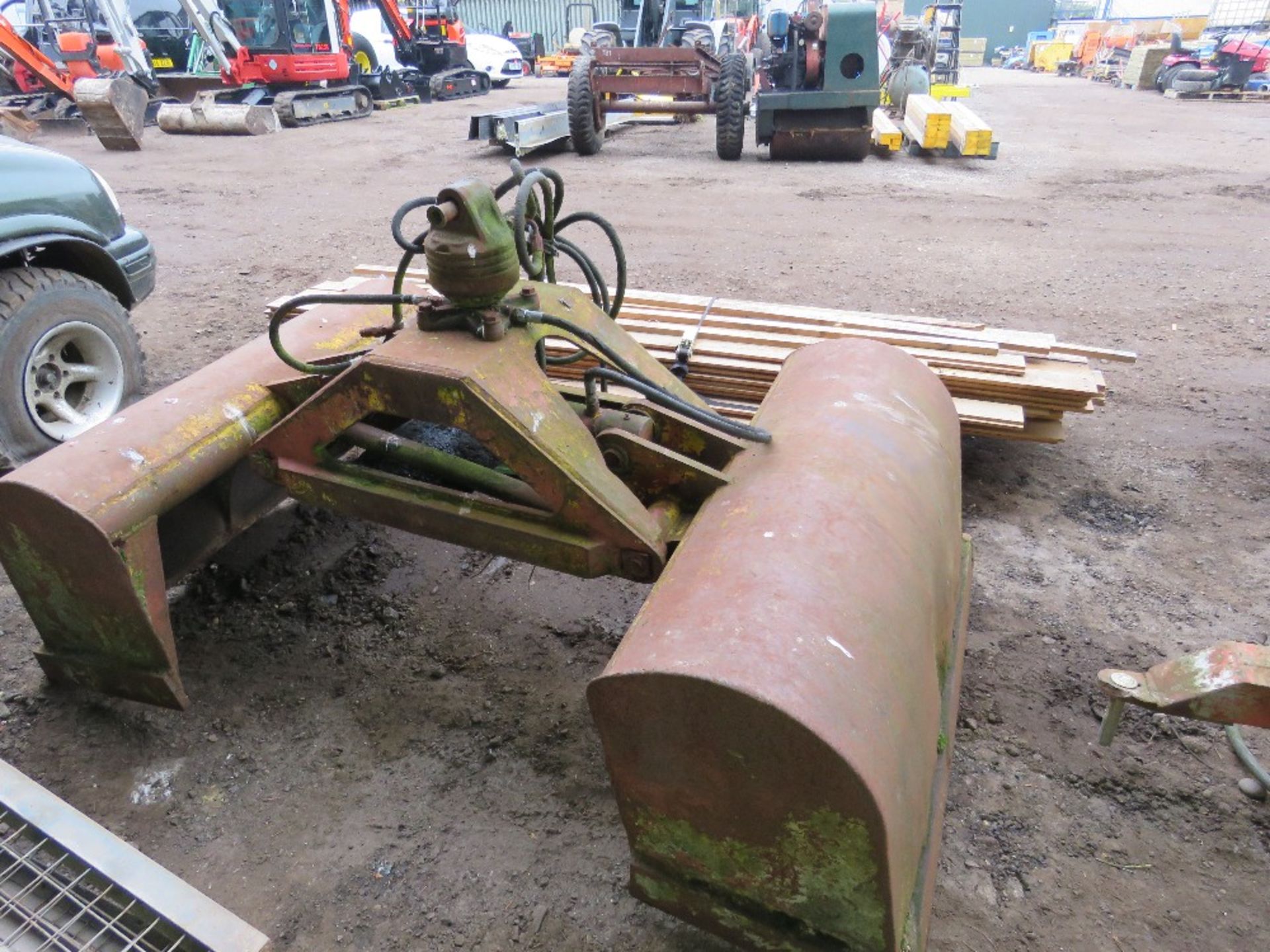 LARGE SIZED GRAB BUCKET WITH A ROTATOR, IDEAL TO CONVERT FOR EXCAVATOR?? THIS LOT IS SOLD UNDER THE - Image 2 of 4