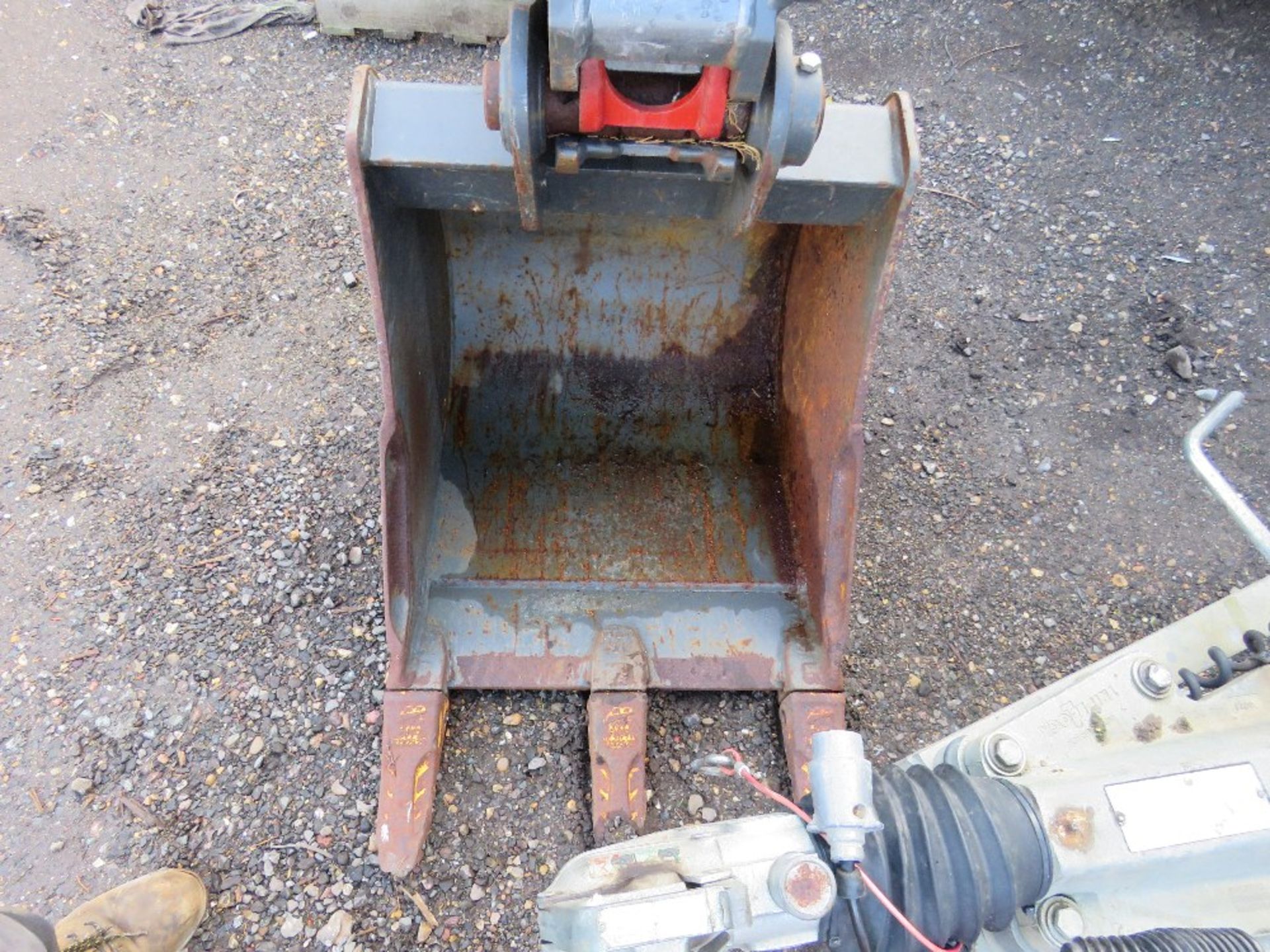 ORIEL 55MM PINNED EXCAVATOR QUICK HITCH PLUS A 2FT TOOTHED BUCKET, LITTLE USED. - Image 6 of 6
