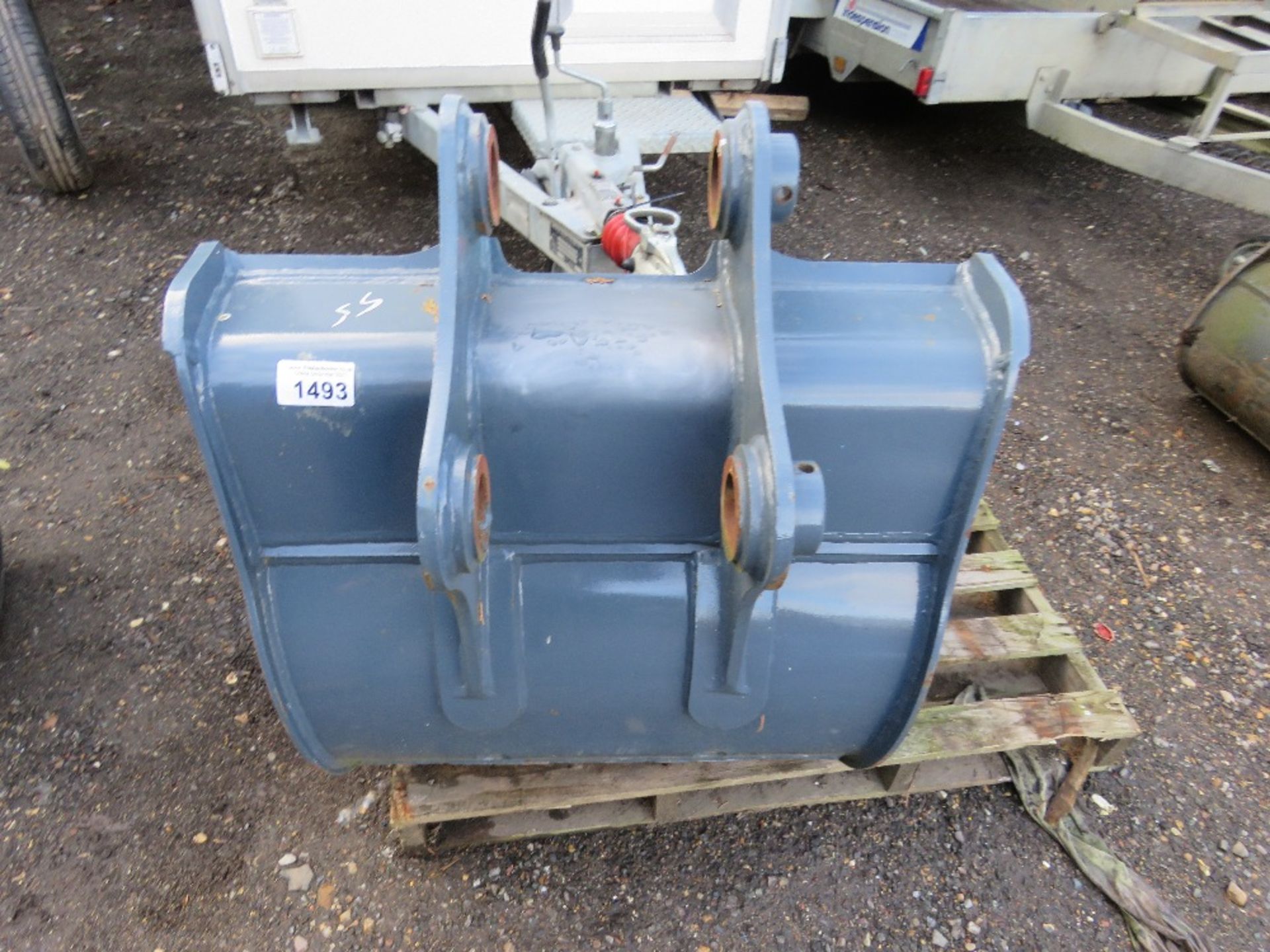 30" WIDE EXCAVATOR BUCKET, UNUSED, ON 55MM PINS.