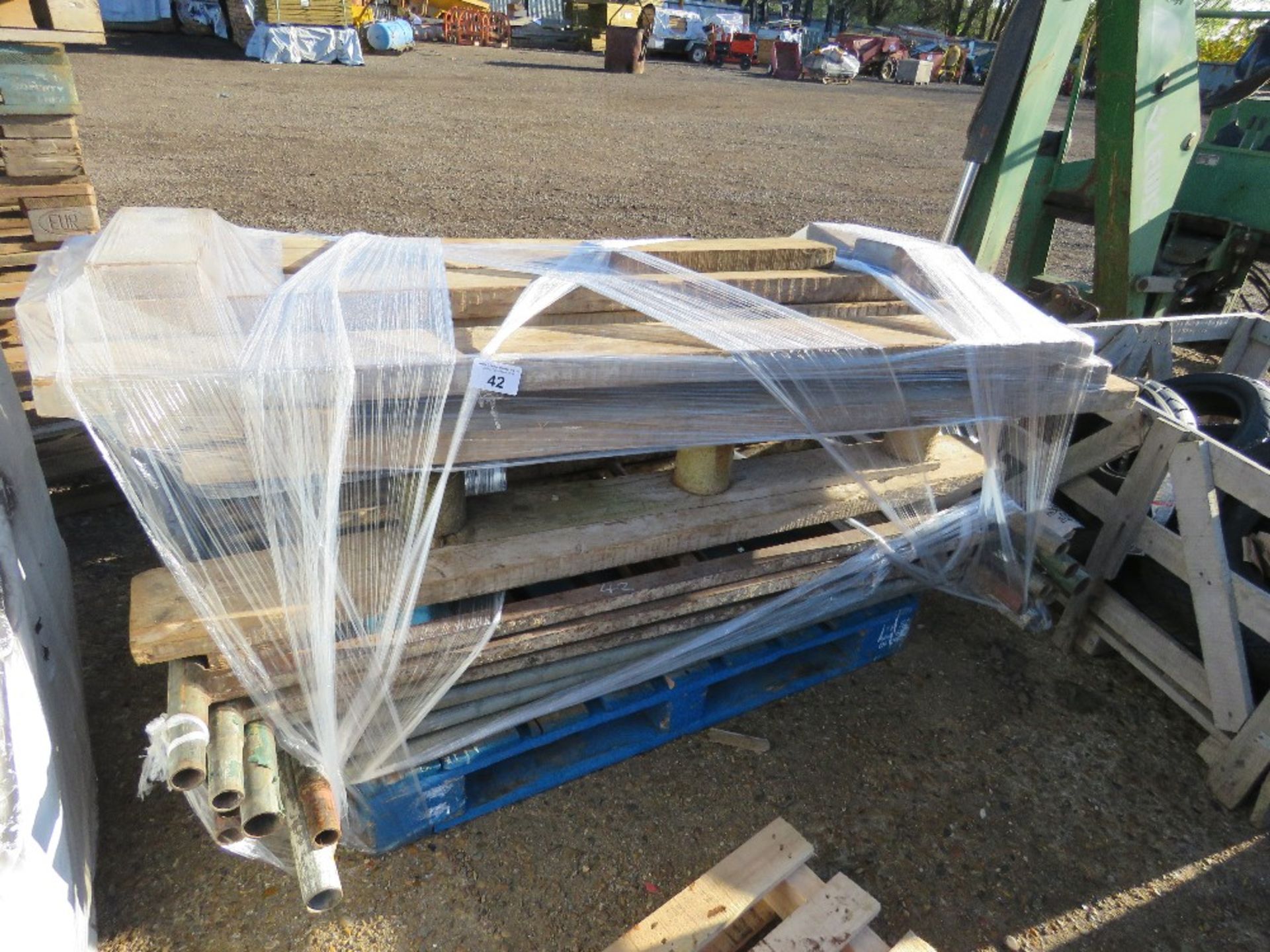 STEEL SCAFFOLD TOWER WITH BOARDS. THIS LOT IS SOLD UNDER THE AUCTIONEERS MARGIN SCHEME, THEREFORE NO - Image 2 of 2