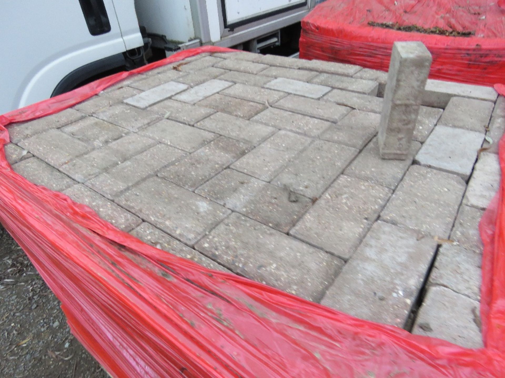 4 X PALLETS OF GREY PAVERS, 2480NO IN TOTAL APPROX. THIS LOT IS SOLD UNDER THE AUCTIONEERS MARGIN SC